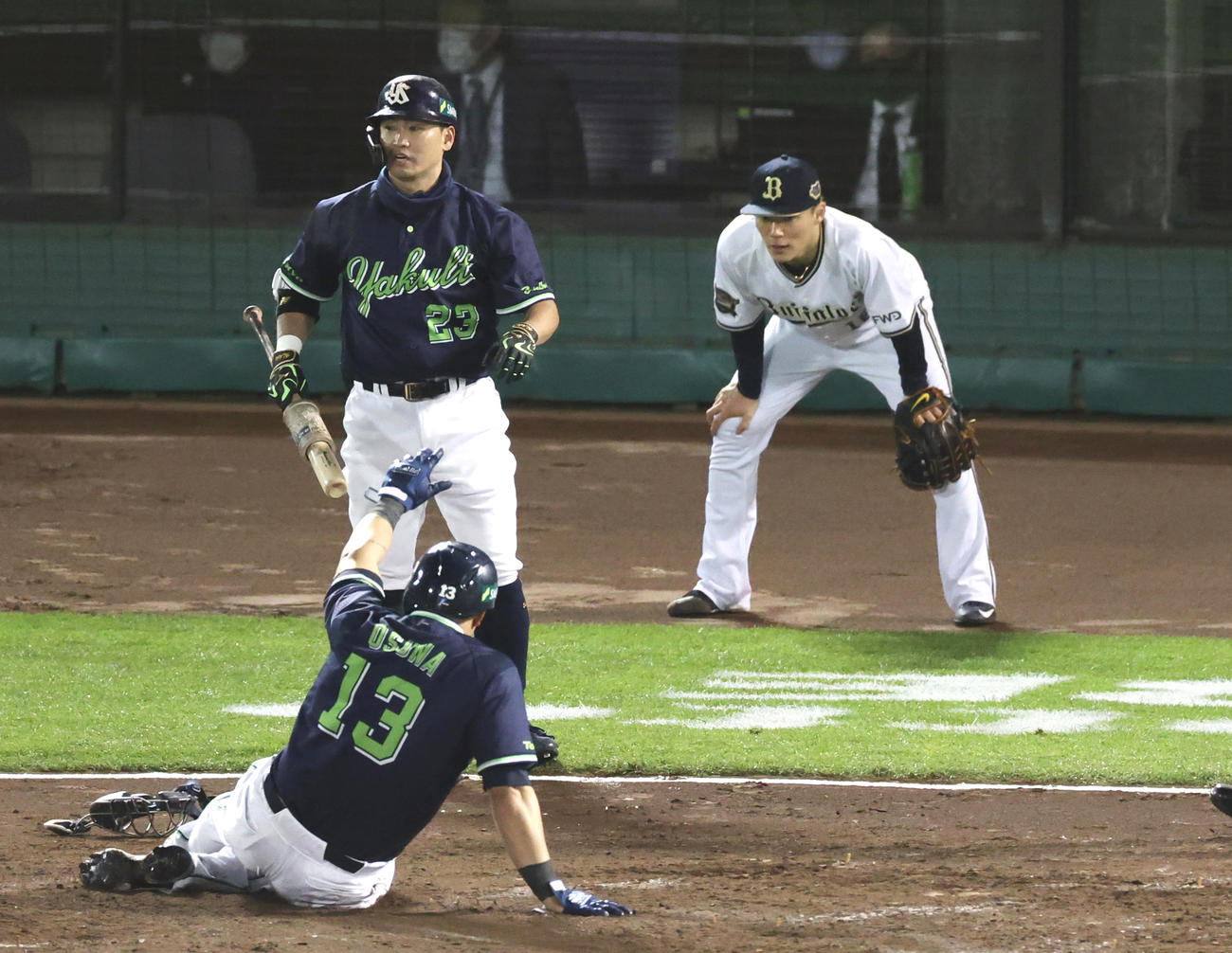 5回表ヤクルト2死二塁、塩見の適時打で二塁から生還するオスナ（手前）。右はオリックス山本（撮影・清水貴仁）