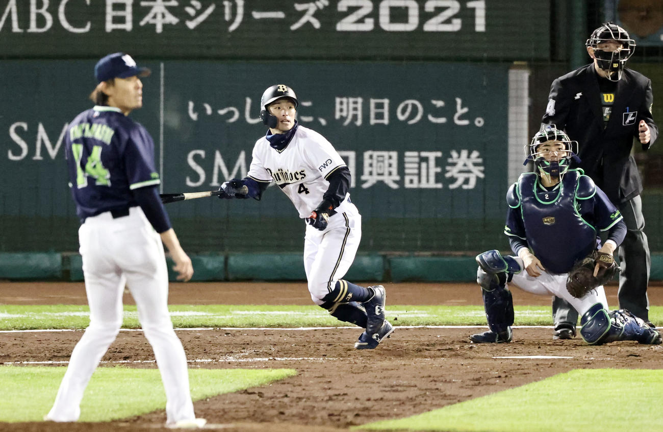 5回裏オリックス2死二塁、福田は左前適時打を放つ。投手は高梨（撮影・加藤哉）