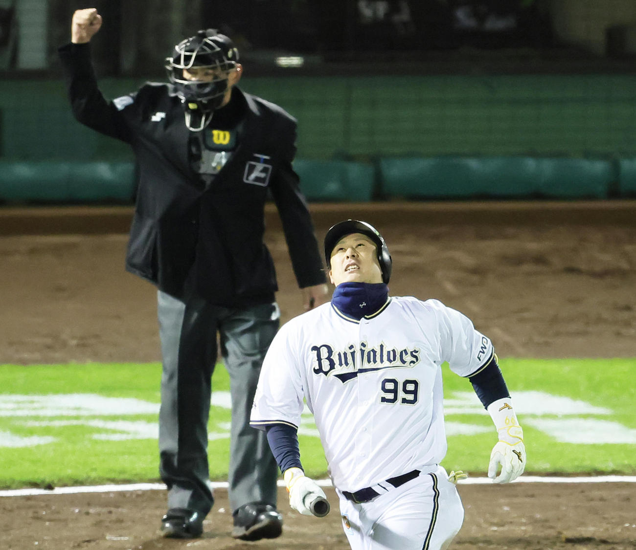 オリックス対ヤクルト　8回裏オリックス1死一、二塁、杉本は空振り三振に倒れる（撮影・足立雅史）