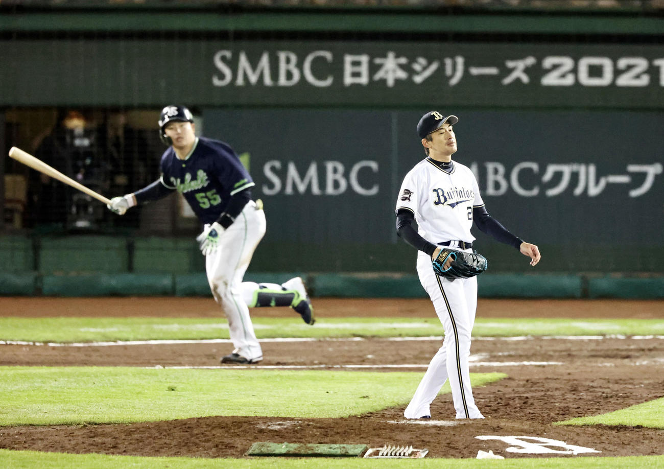 オリックス対ヤクルト　11回表ヤクルト無死、能見（手前）は村上を左飛に仕留める（撮影・加藤哉）