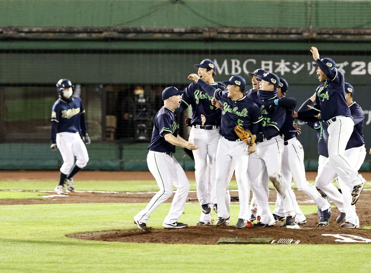 12回裏オリックス2死一塁、マクガフは宗佑磨を二ゴロに打ち取り歓喜のナインと抱き合った（撮影・加藤哉）