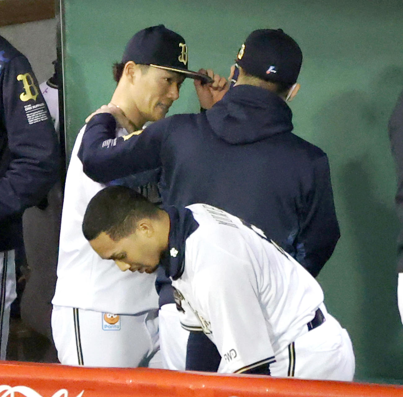 9回を投げ終えた山本（左）をベンチでねぎらう中嶋監督（撮影・上山淳一）