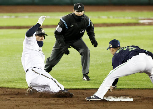 4回裏オリックス無死一塁、T-岡田が三振に倒れ、スタートを切った一塁走者杉本もアウト(撮影・加藤哉)
