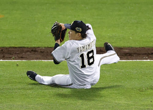 5回表ヤクルト無死一塁、宮本の投前犠打を処理しようとして足を滑らせるオリックス山本(撮影・清水貴仁)