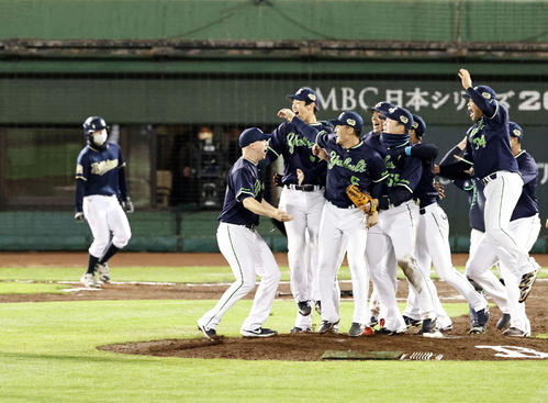 12回裏オリックス2死一塁、マクガフは宗佑磨を二ゴロに打ち取り歓喜のナインと抱き合った(撮影・加藤哉)