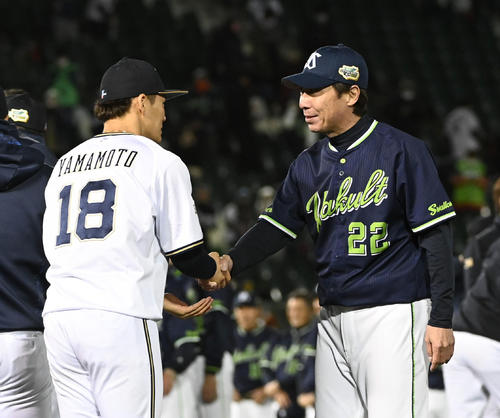 オリックス山本(左)と握手するヤクルト高津監督(撮影・前岡正明)