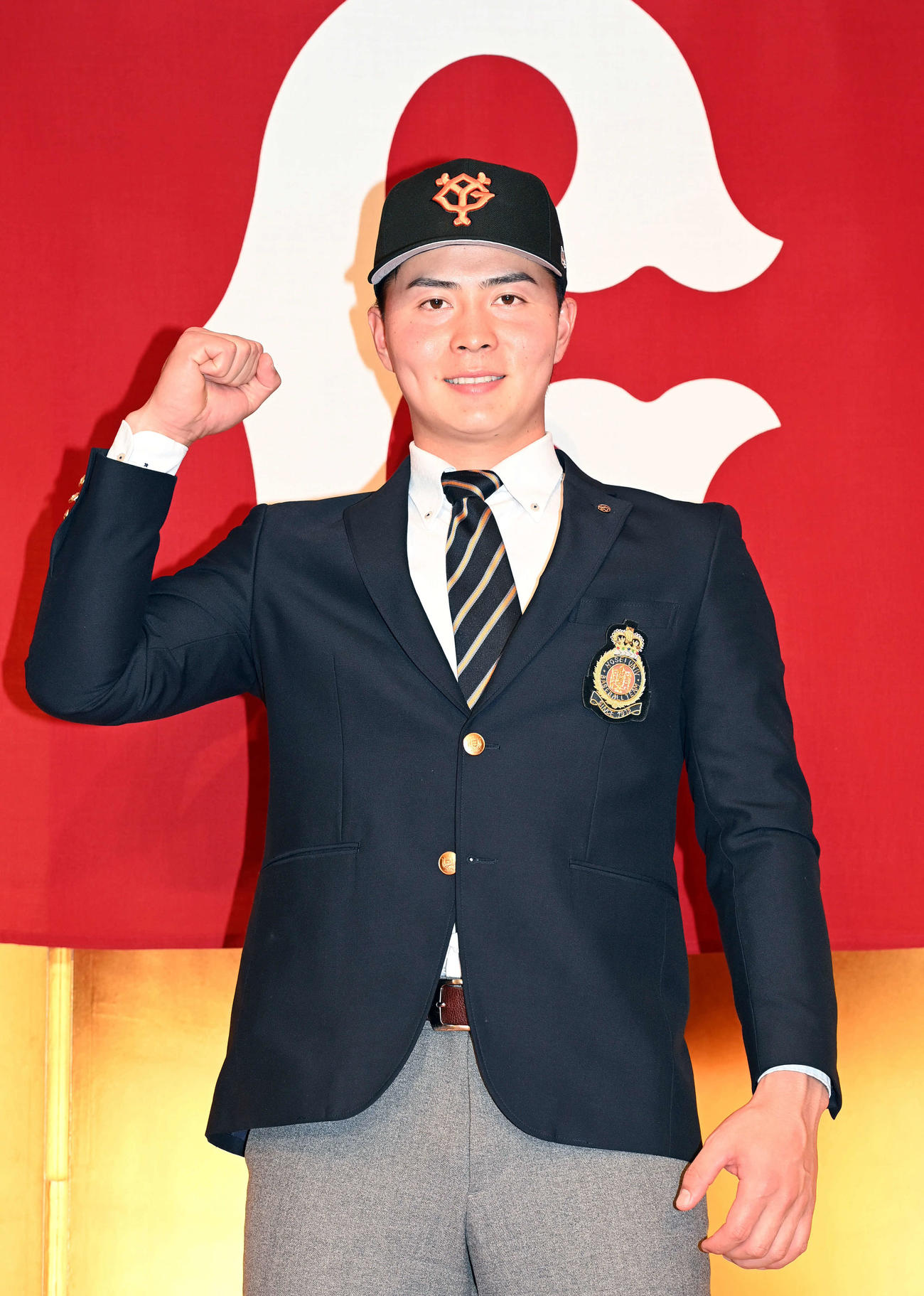 仮契約を終えポーズを決める巨人ドラフト5位の岡田（撮影・たえ見朱実）