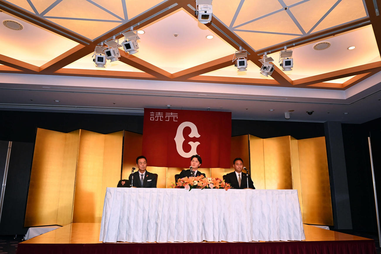 仮契約を終え会見に臨む巨人ドラフト5位の岡田悠希（撮影・たえ見朱実）