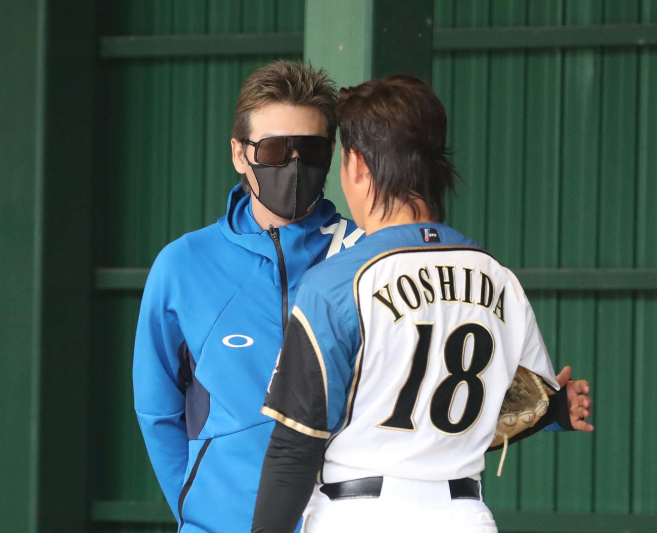 吉田と話す新庄監督（2021年11月10日撮影）