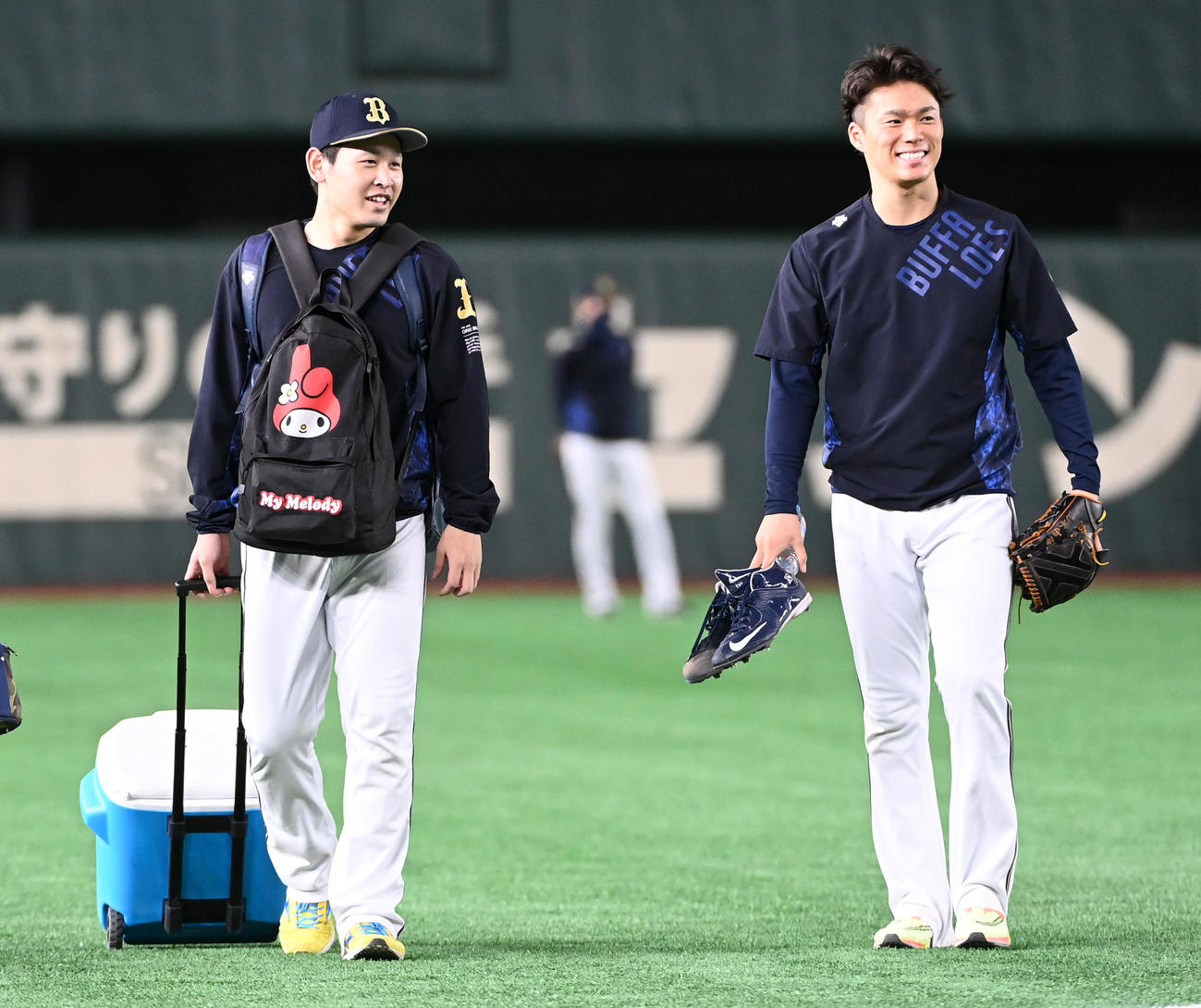 25日、練習を終え笑顔で引き揚げる宮城（左）と山本