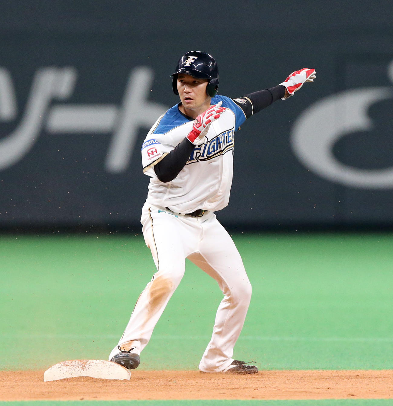 日本ハム対オリックス　8回裏日本ハム1死一塁、宮田は盗塁を決める（2021年9月2日撮影）