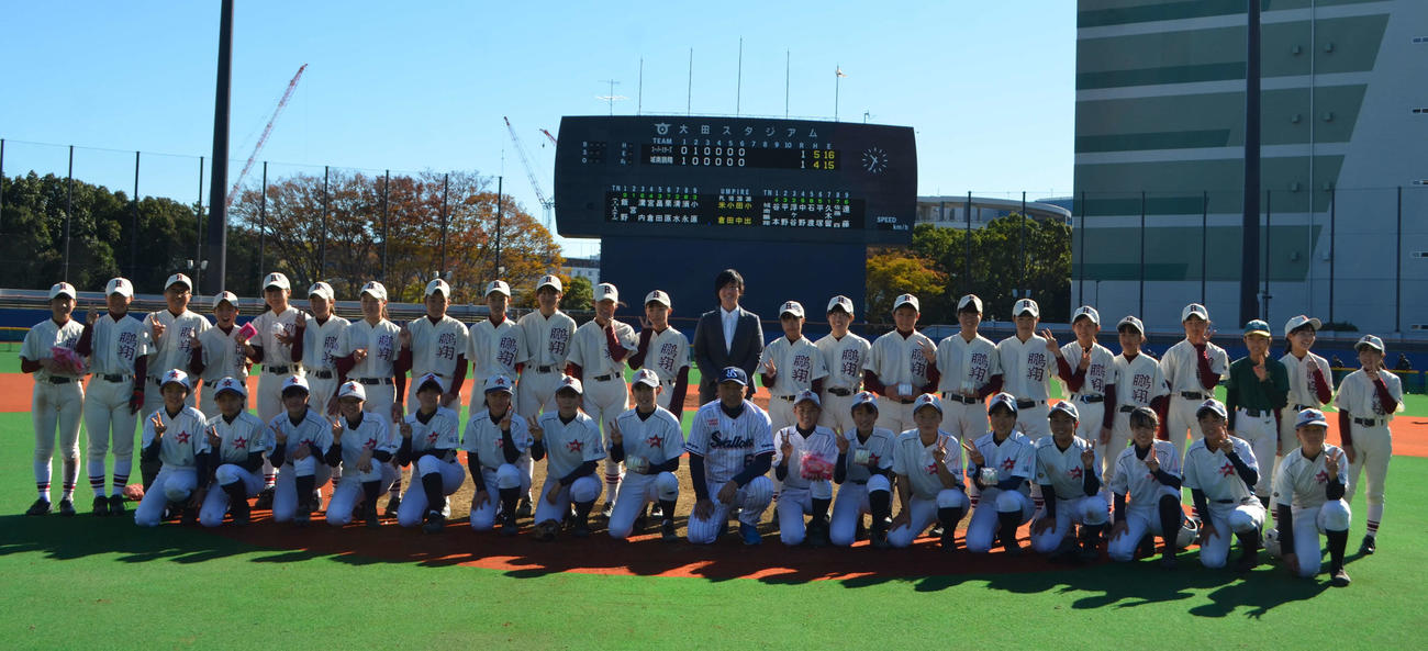 宮本慎也氏（前列中央）と城南鵬翔クラブ、埼玉スーパースターズの選手たち（撮影・吉池彰）