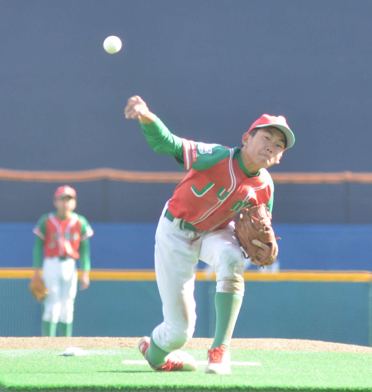 力投する荒川ジャンプの原田充稀投手（撮影・吉池彰）