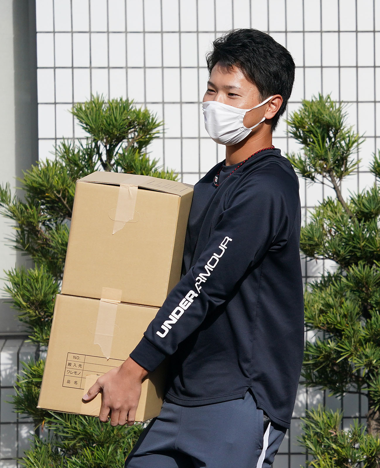 退寮のため荷物を運び出す清水（撮影・森本幸一）