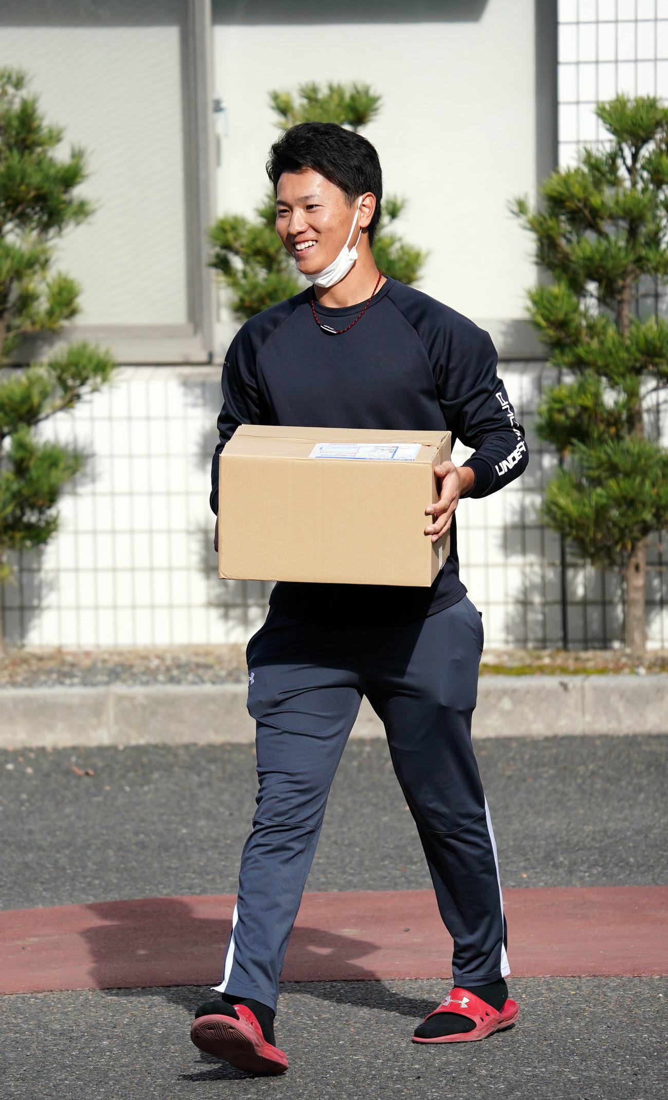 退寮のため荷物を運び出す清水（撮影・森本幸一）
