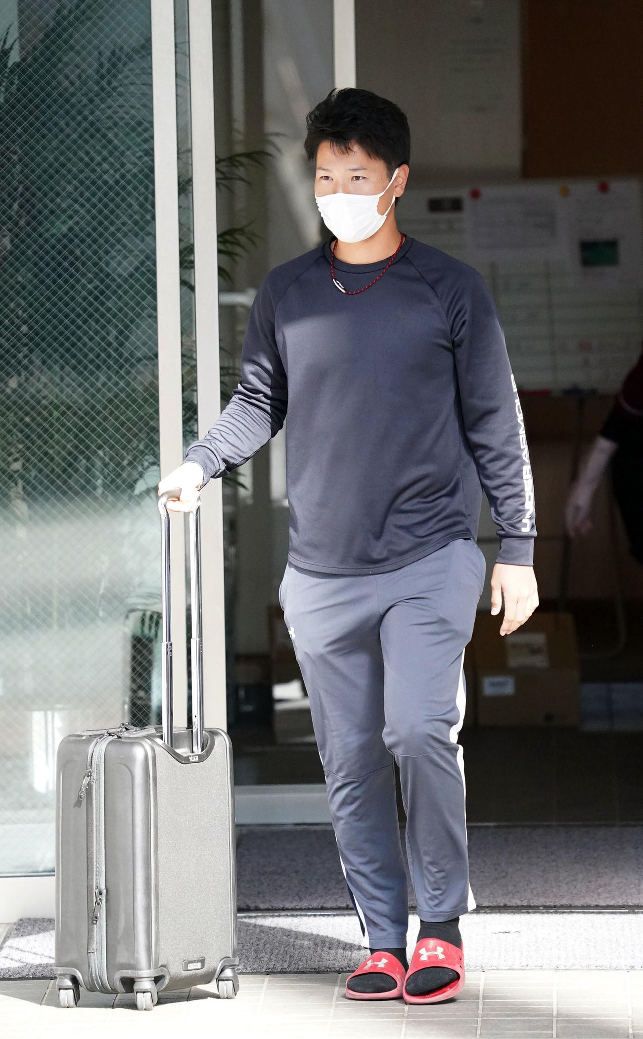 退寮のため荷物を運び出す清水（撮影・森本幸一）