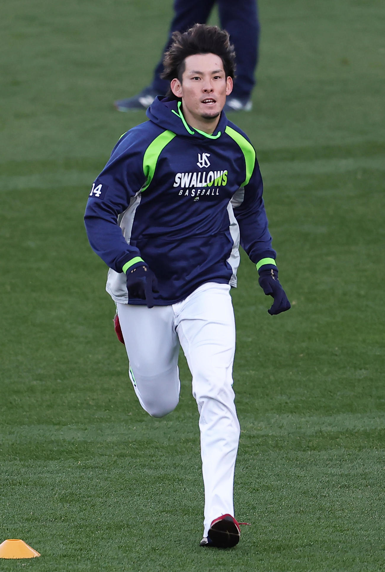 試合前、体を動かすヤクルト高梨（撮影・足立雅史）