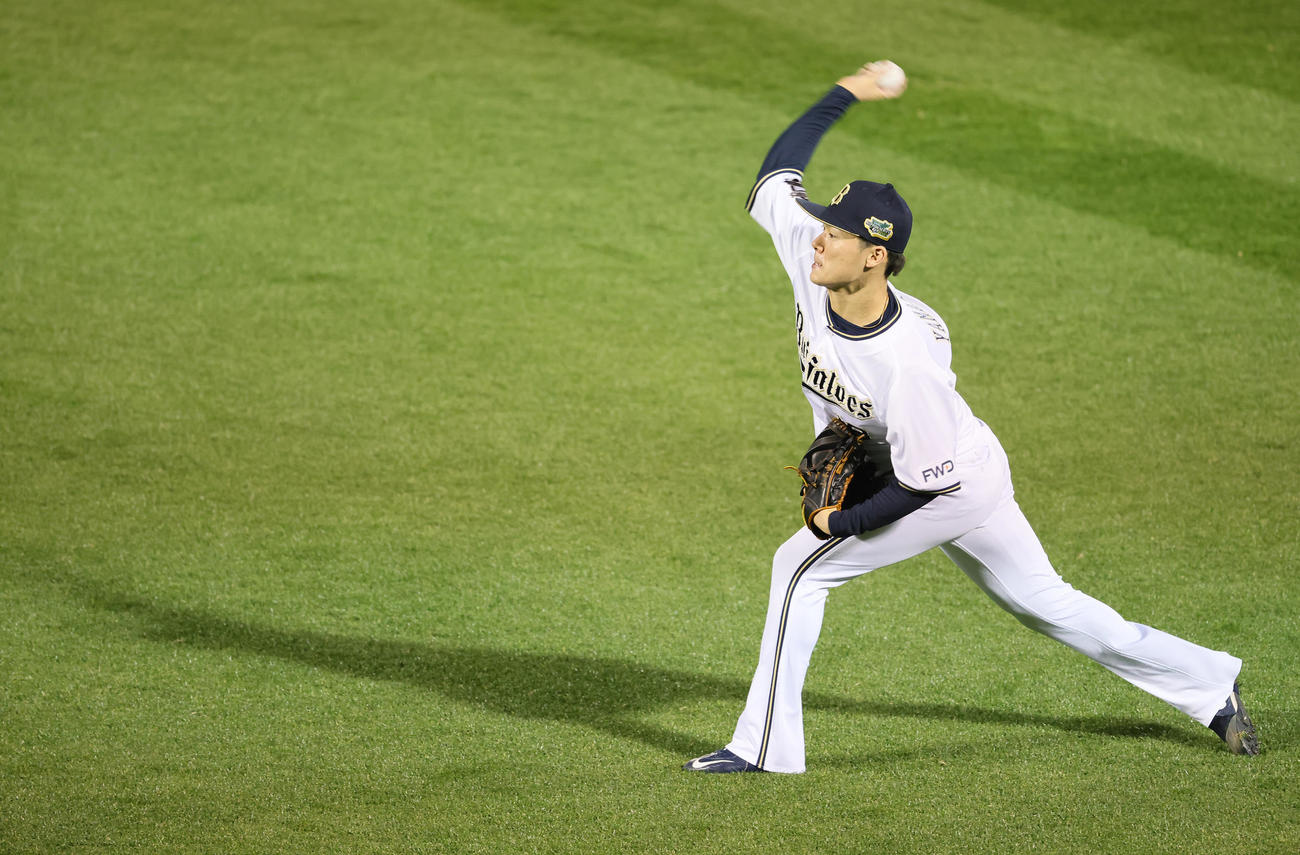 試合前、投球練習するオリックス山本（撮影・足立雅史）