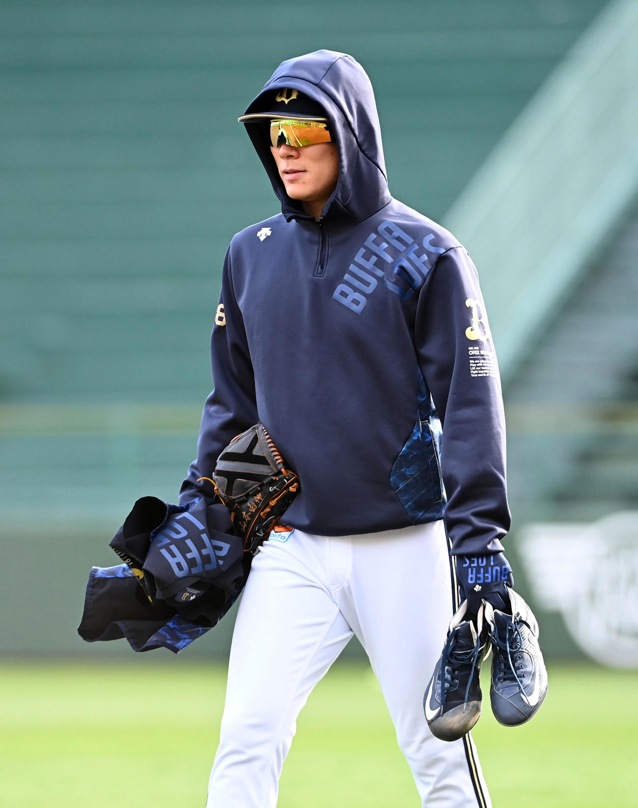 オリックス対ヤクルト　防寒態勢で引き揚げる山本由伸（撮影・前岡正明）