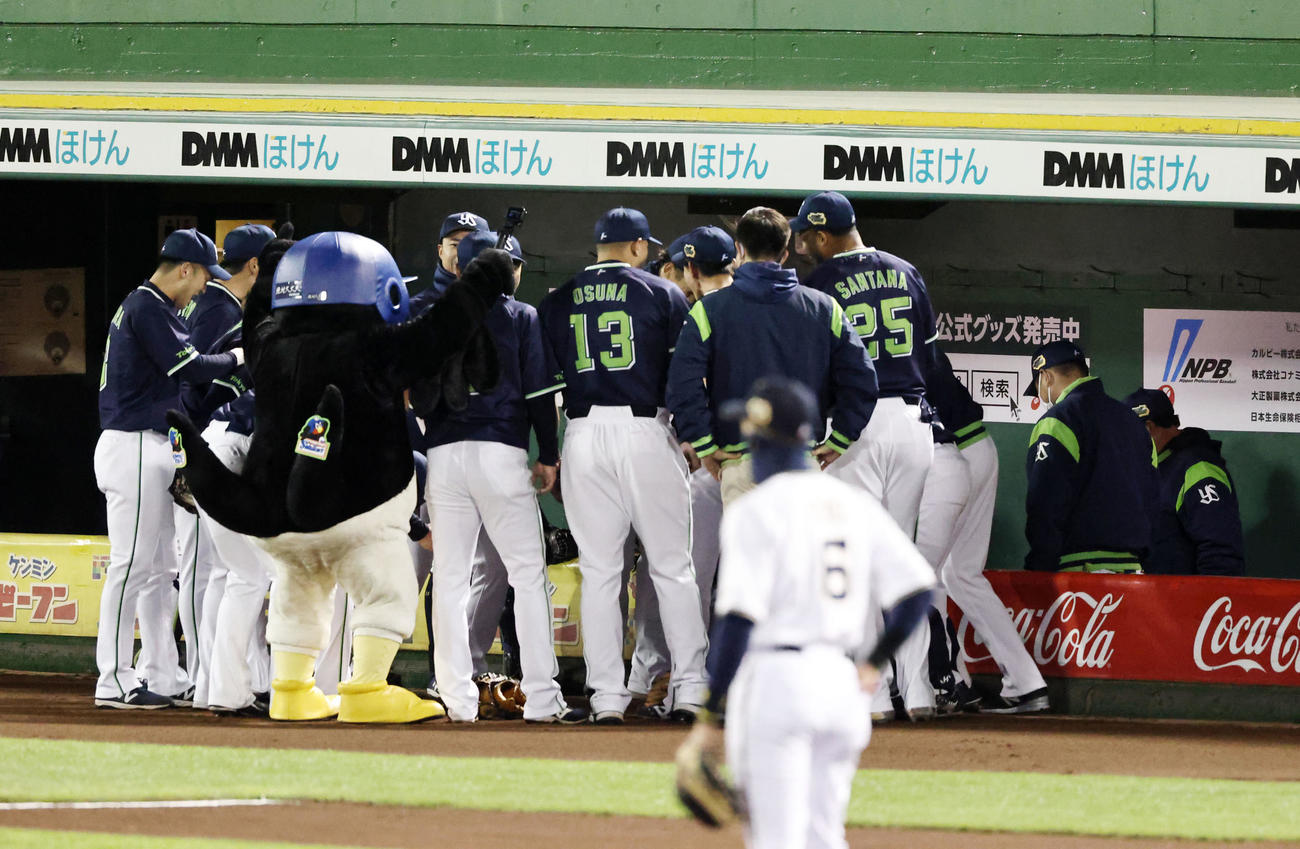 オリックス対ヤクルト　試合前の円陣を組むヤクルトナイン（撮影・加藤哉）