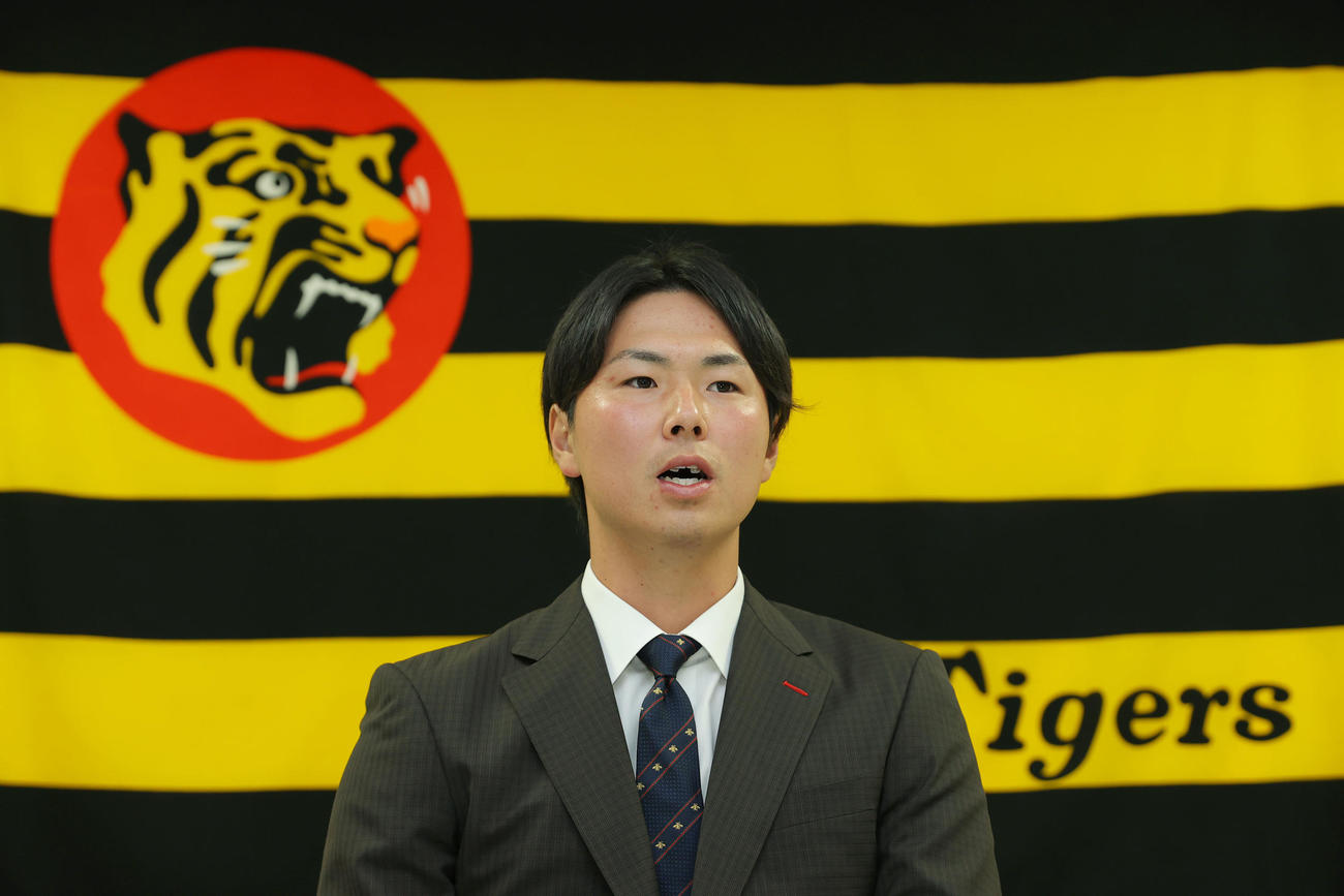 契約更改を終え、会見に臨む阪神浜地（代表撮影）