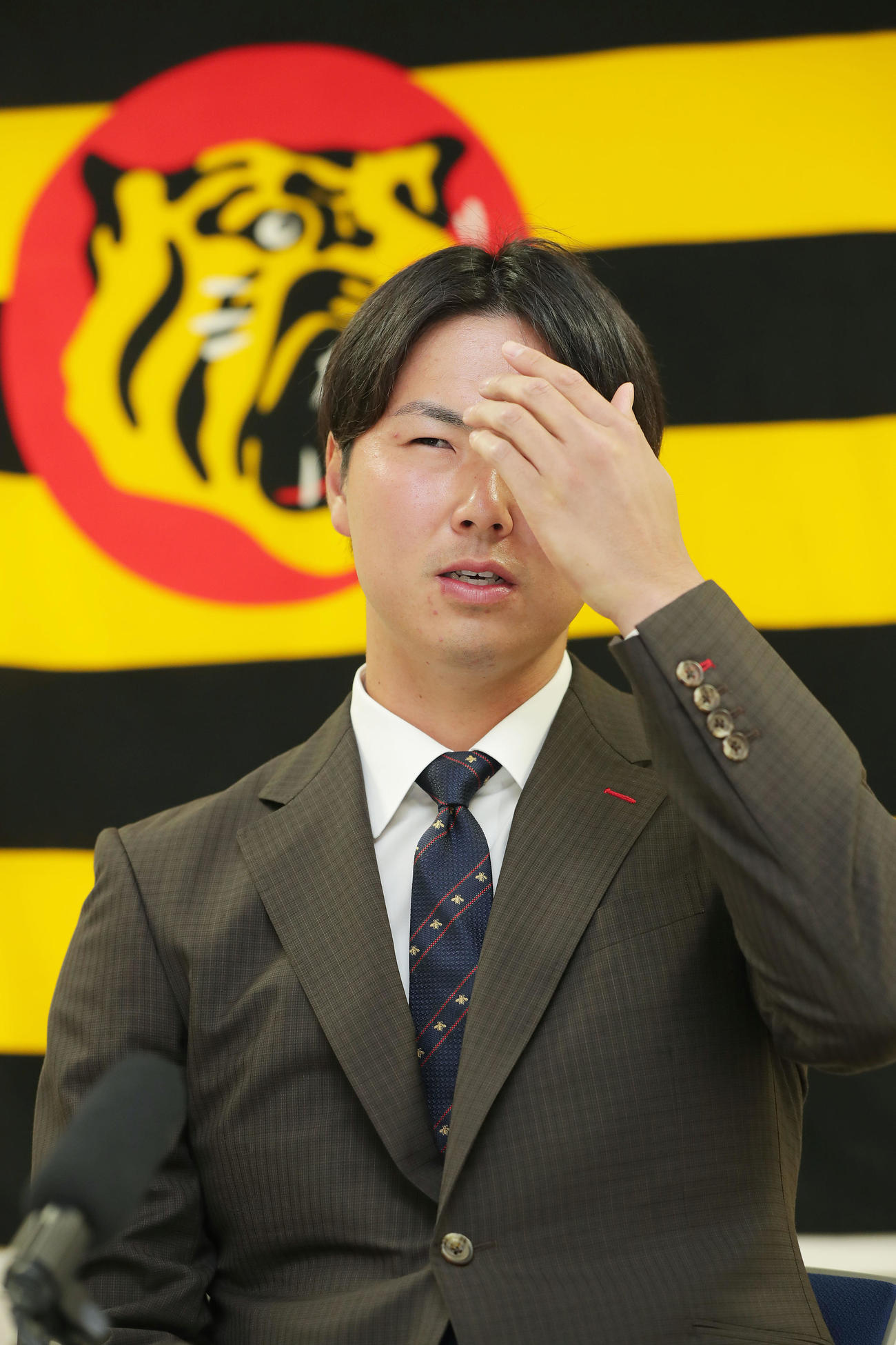 契約更改を終え、会見に臨む阪神浜地（代表撮影）