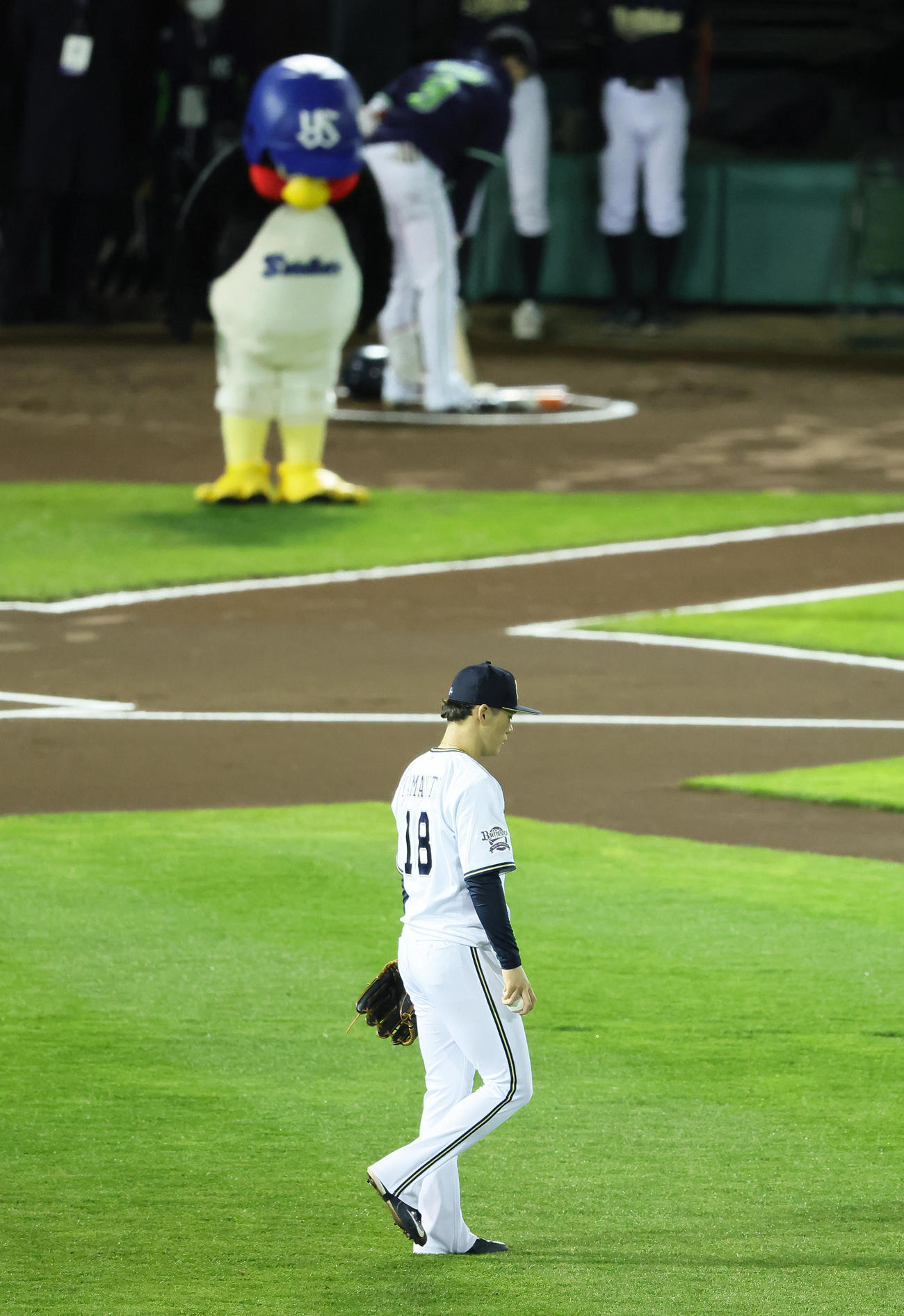 オリックス対ヤクルト　先発マウンドへと上がるオリックス山本（手前）にお辞儀するヤクルトつば九郎（撮影・足立雅史）