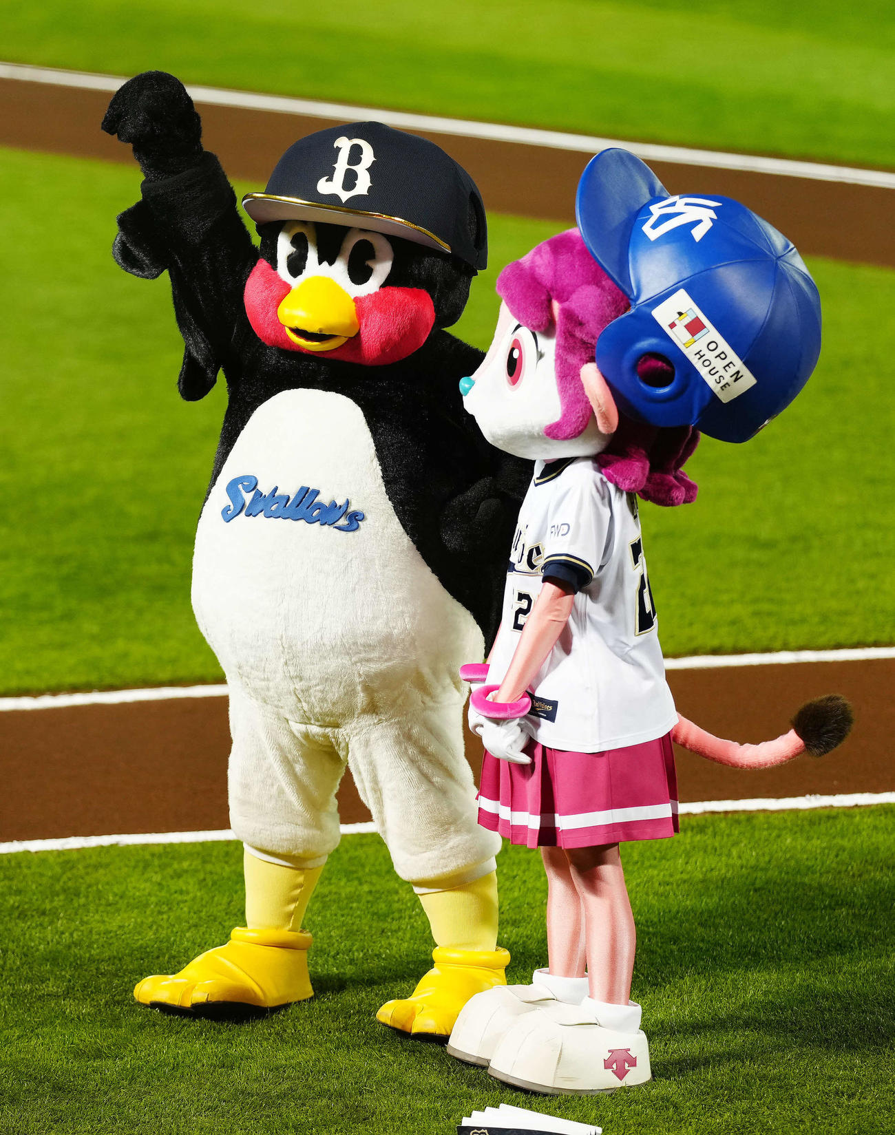 オリックス対ヤクルト　試合前、オリックスマスコットのバファローベル（右）の帽子をかぶり昇天ポーズを見せる、つば九郎（撮影・江口和貴）