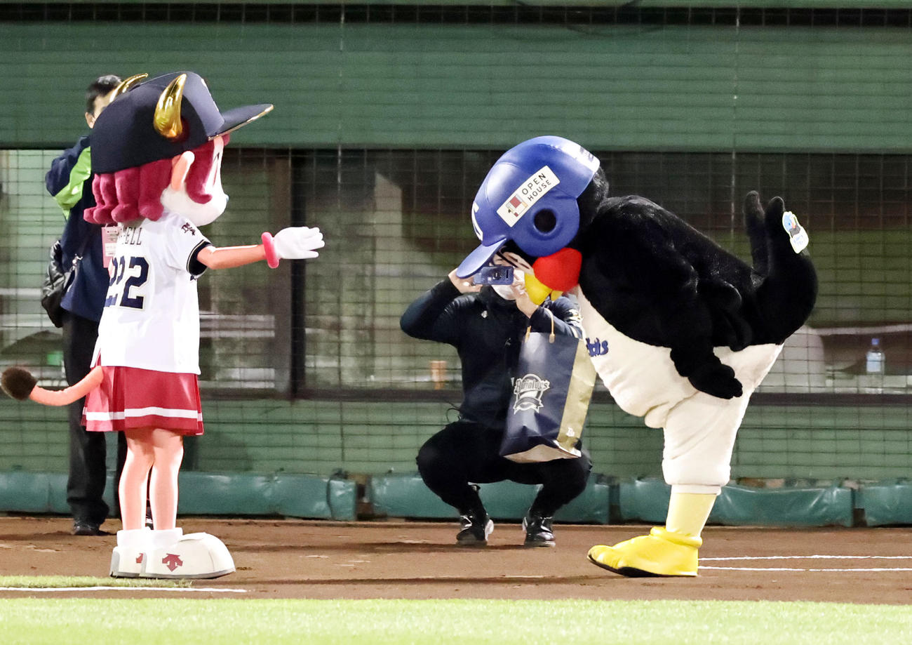 オリックス対ヤクルト　つば九郎（右）はバファローベルにおじぎ（撮影・加藤哉）