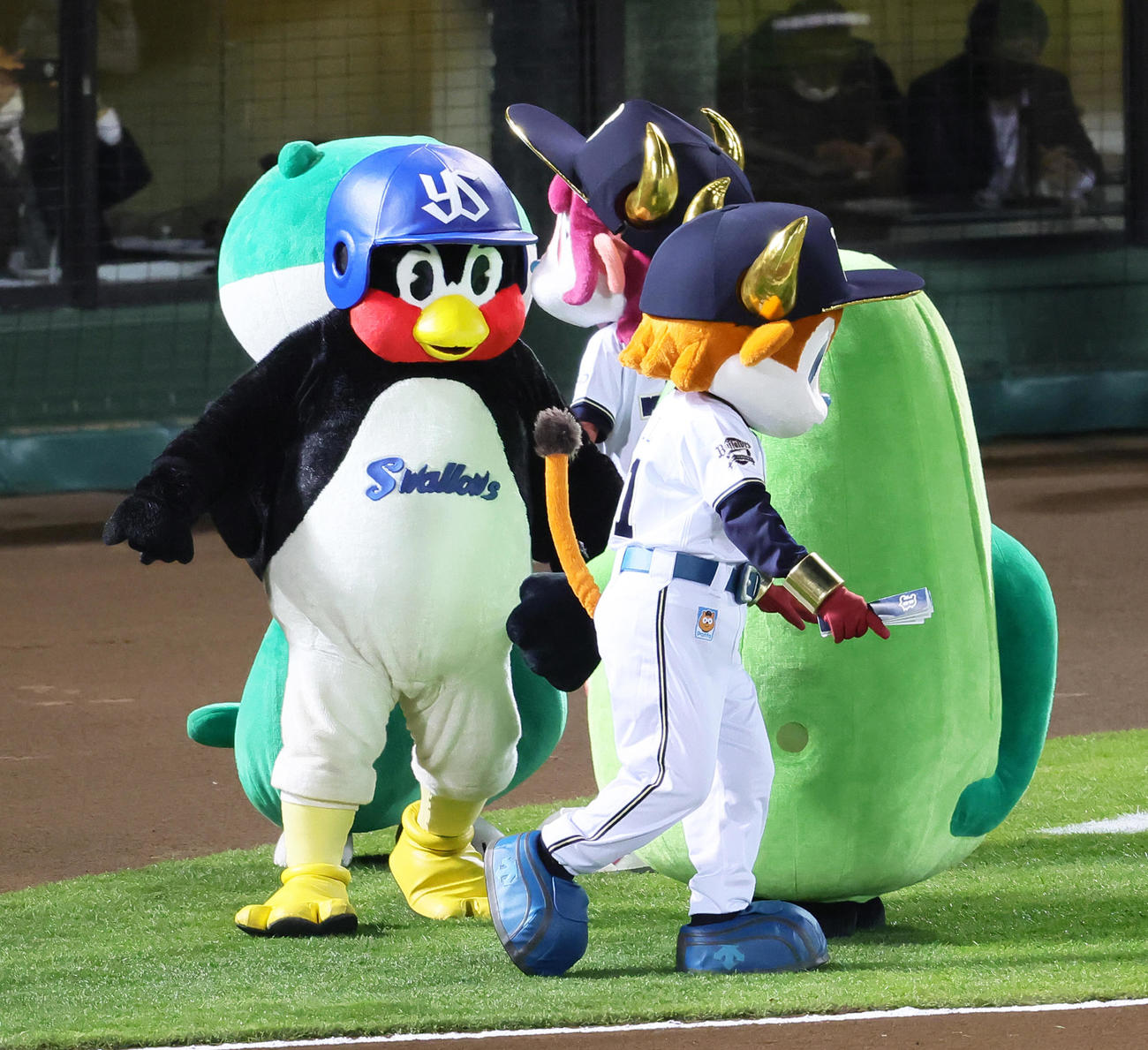 試合前、オリックスのバファローブル（右）を追いかけ回すヤクルトのつば九郎（撮影・足立雅史）