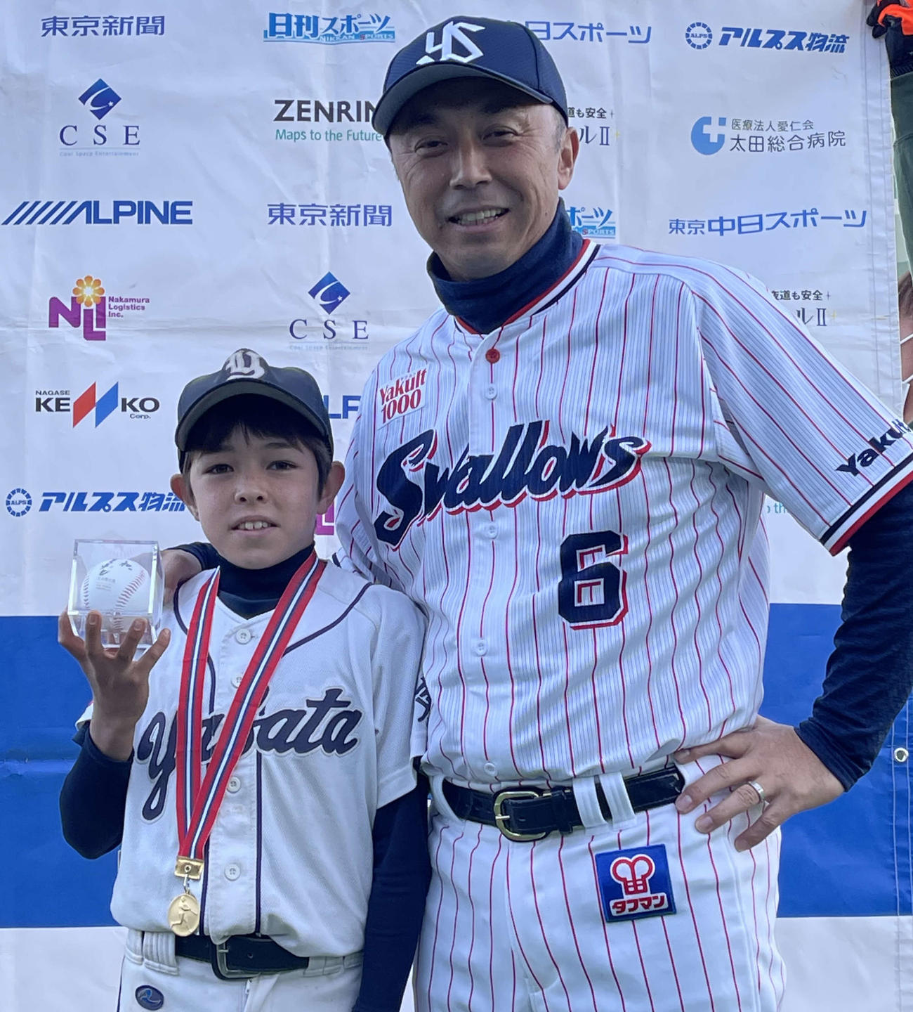 宮本慎也氏と谷端ジュニアスポーツ少年団のクーガン瑠空（撮影・金子航）