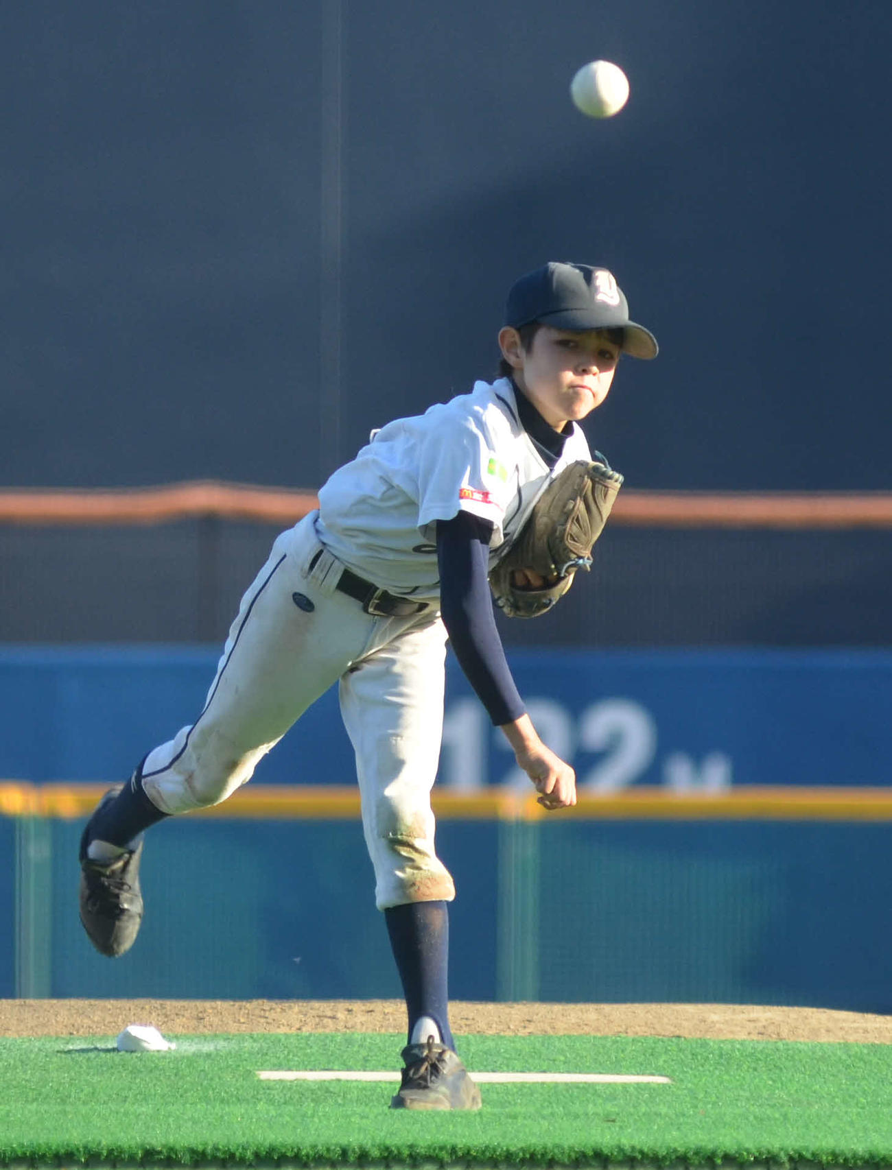 力投する谷端ジュニアスポーツ少年団のクーガン瑠空（撮影・吉池彰）