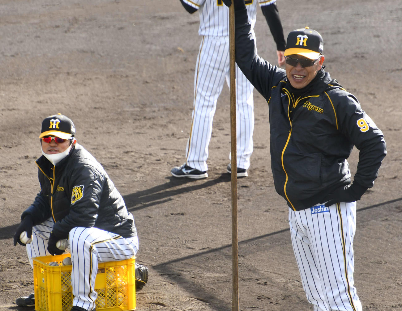 投手陣の下半身トレーニングを笑顔で見守る阪神井上ヘッドコーチ（右）と安藤2軍投手コーチ（撮影・中野椋）