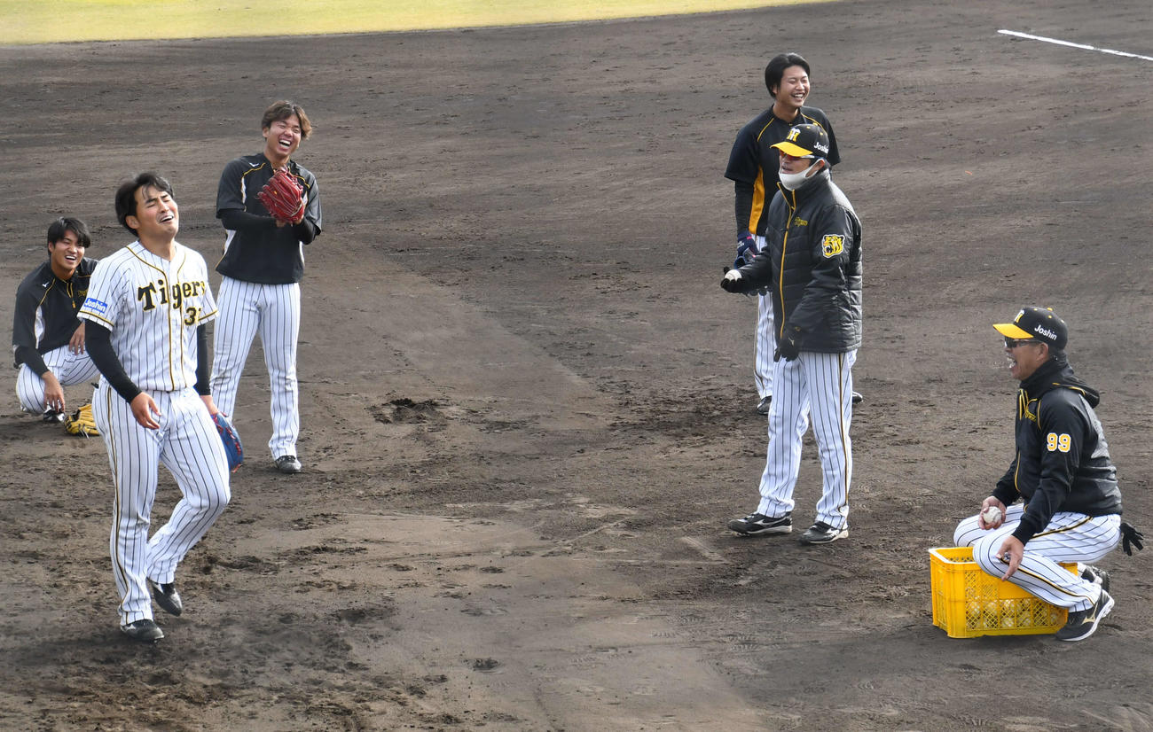 投手陣の下半身トレーニングで阪神井上ヘッドコーチ（右）から追い込みをかけられ、苦笑いの佐藤蓮（左から2番目）と笑顔の選手たち（撮影・中野椋）