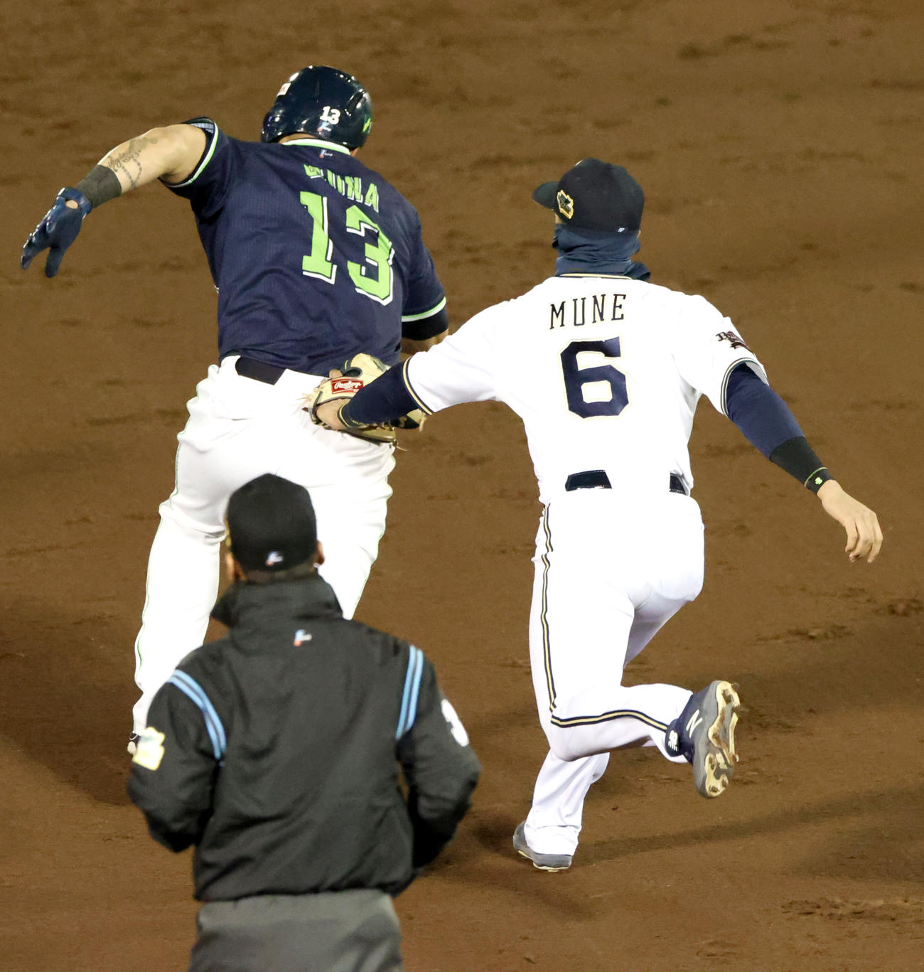 オリックス対ヤクルト　3回表ヤクルト無死二塁、オスナは三盗を狙うが挟まれタッチアウト。右は三塁手宗（撮影・上山淳一）