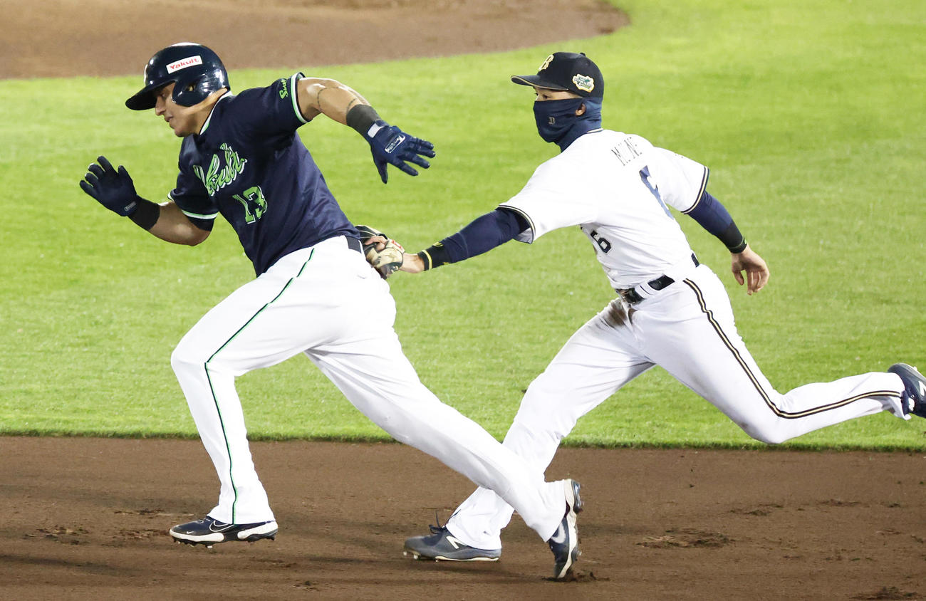 オリックス対ヤクルト　3回表ヤクルト無死二塁、宮本のバント空振りで走者オスナは飛び出してしまいアウトとなる（撮影・清水貴仁）