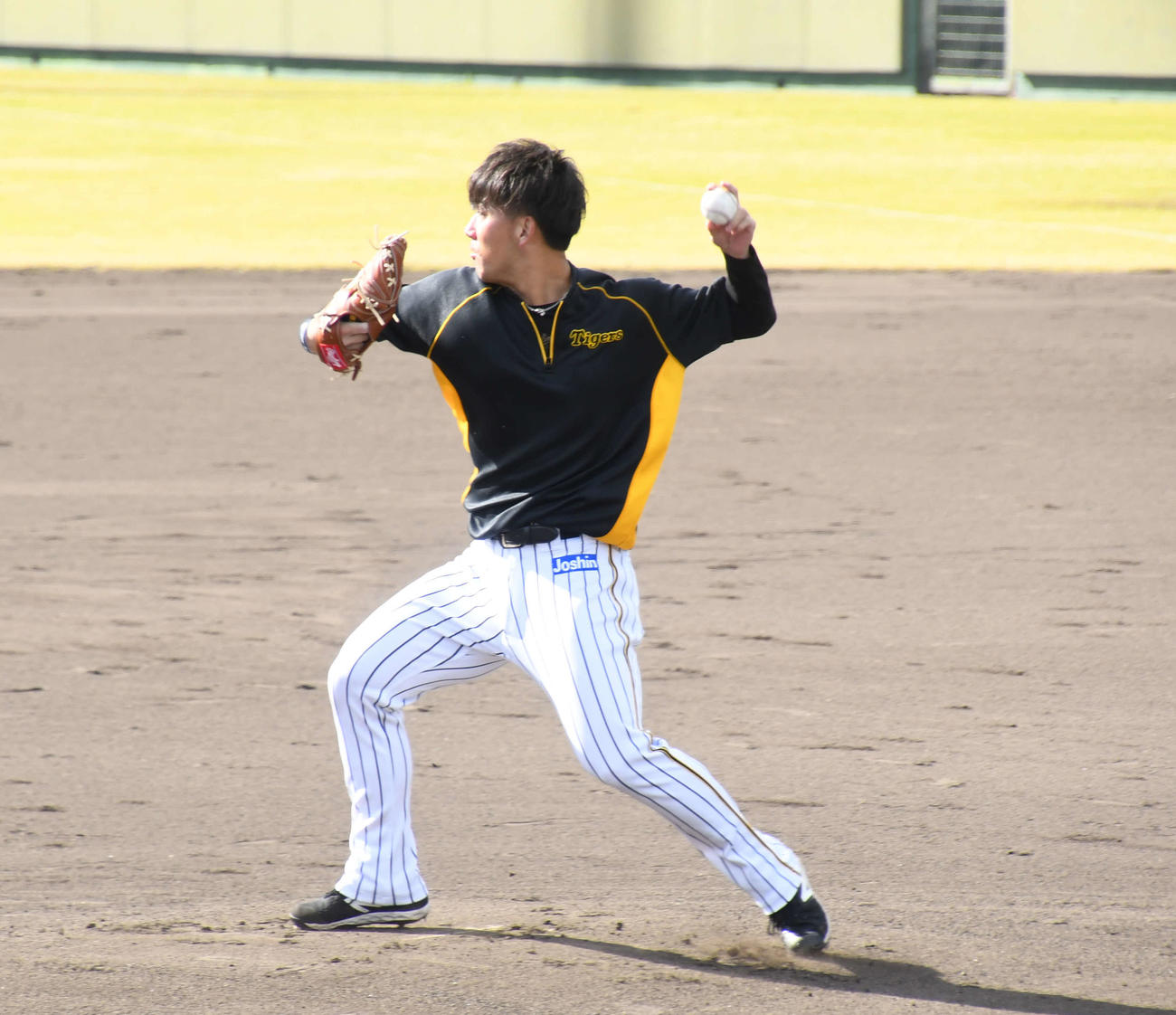 二塁へのけん制練習をする伊藤将（撮影・中野椋）