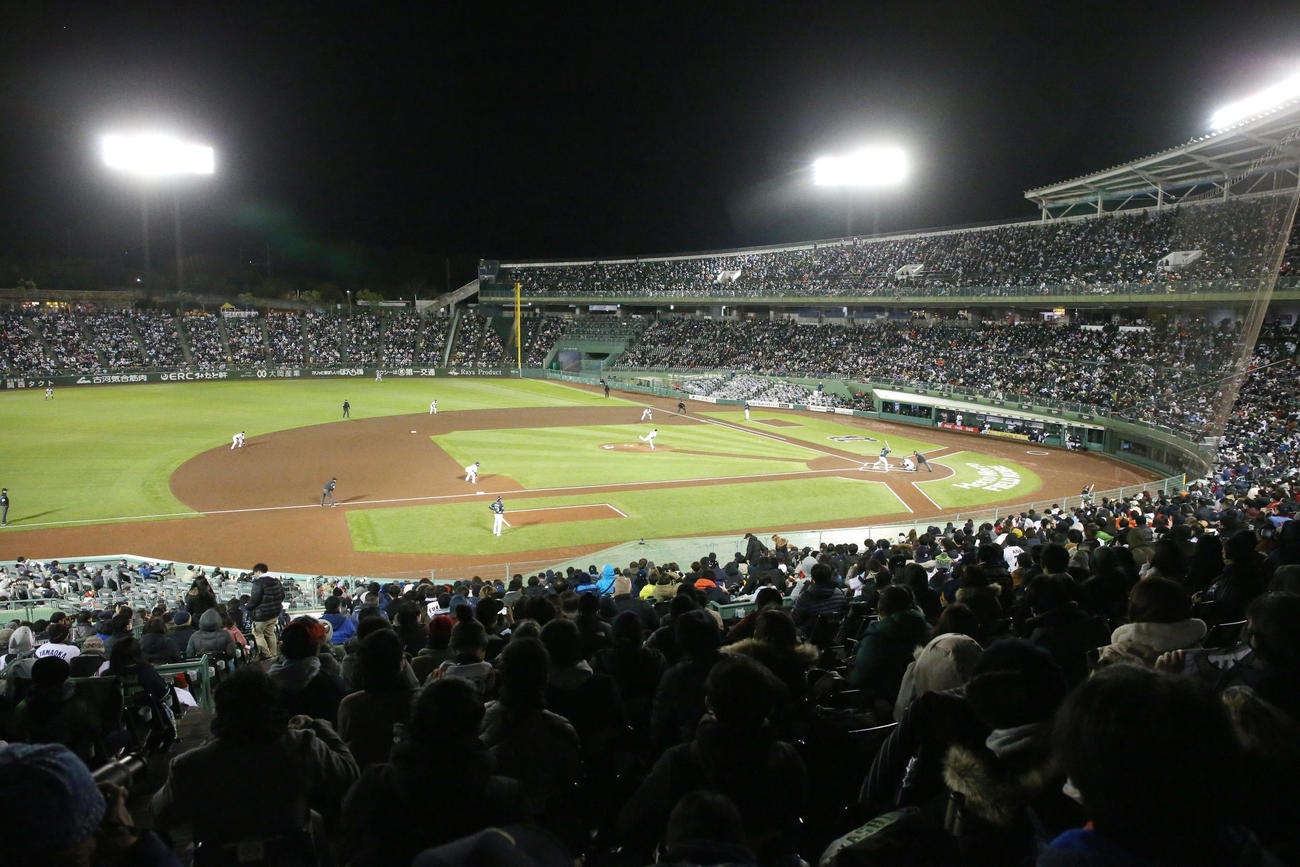 オリックス対ヤクルト　試合が開始され盛り上がるほっともっと神戸（撮影・上山淳一）