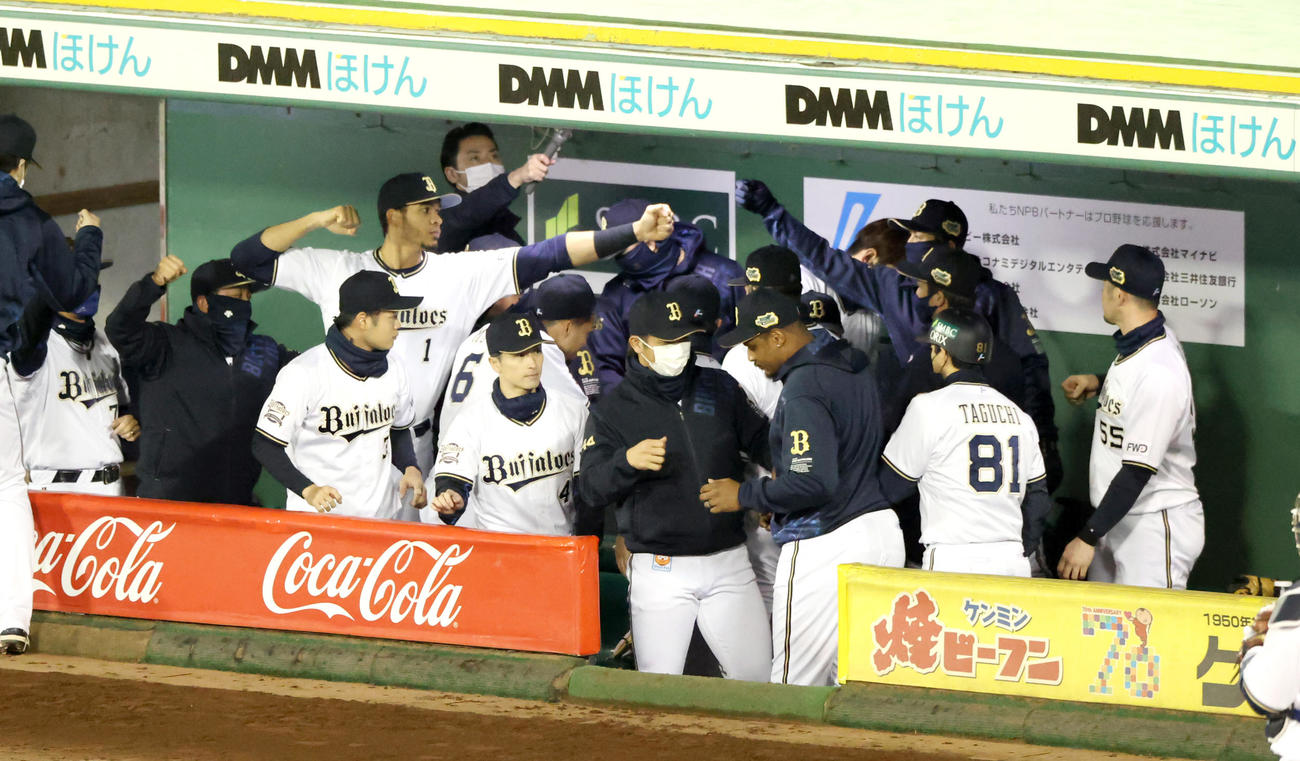 オリックス対ヤクルト　ベンチで円陣を組むオリックスナイン（撮影・上山淳一）