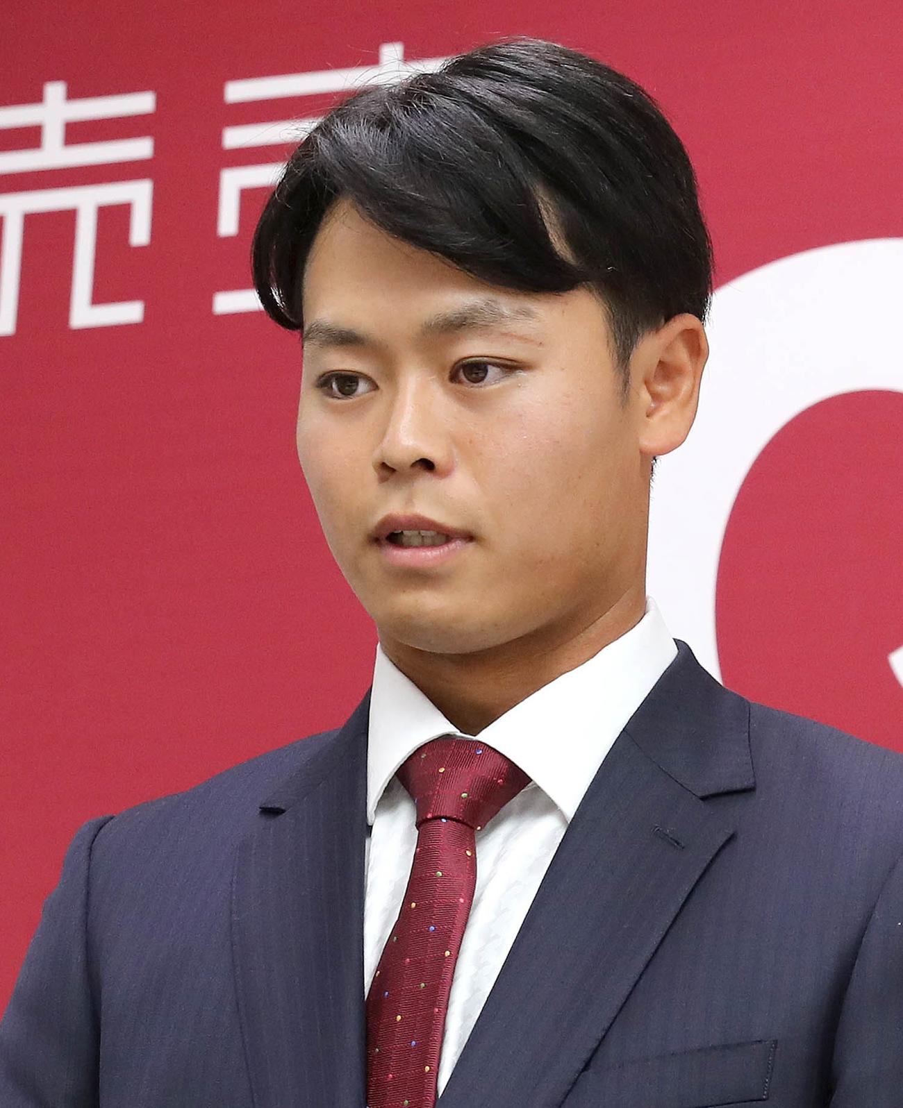 都内の球団事務所で契約更改後、リモート会見に臨んだ巨人中山（球団提供）