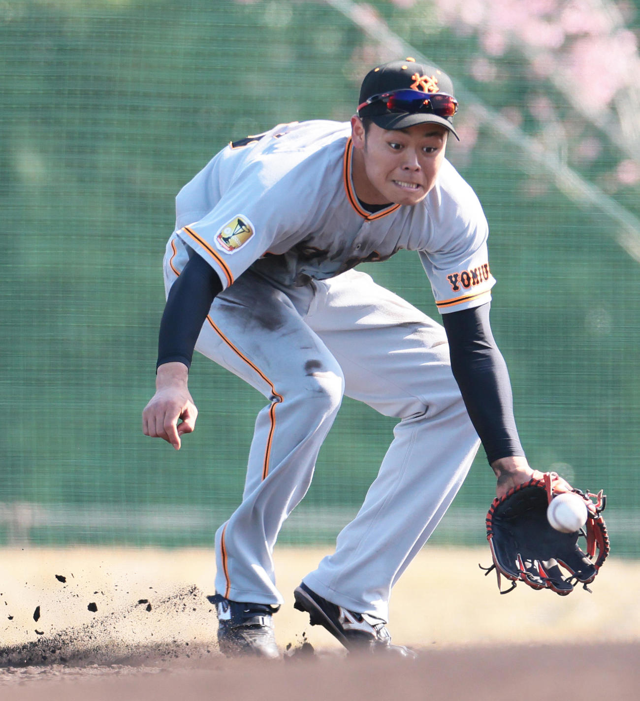 2月、必死の表情で特守のボールを追う巨人中山礼都