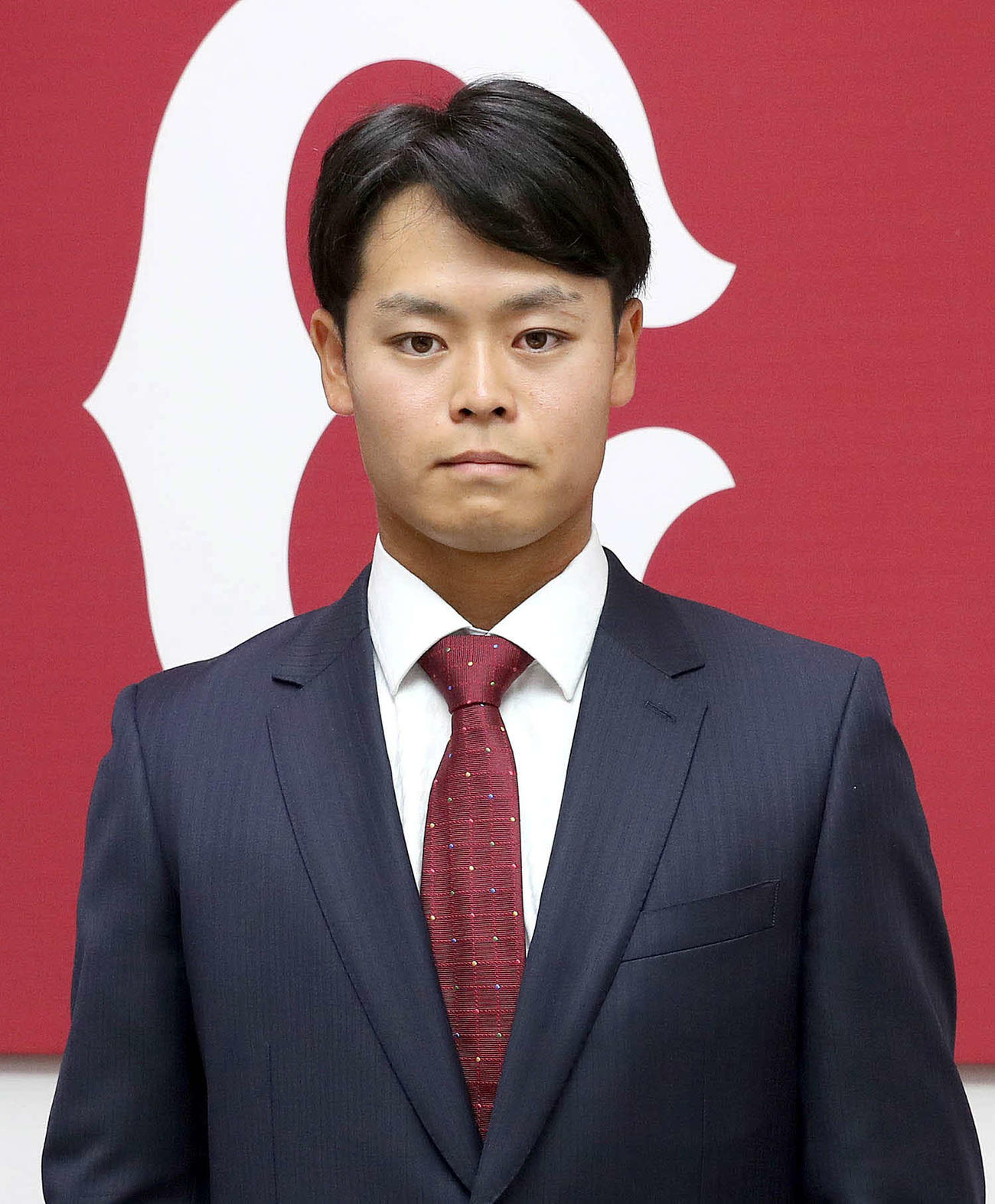 都内の球団事務所で契約更改後のリモート会見を終え、引き締まった表情を見せる巨人中山（球団提供）