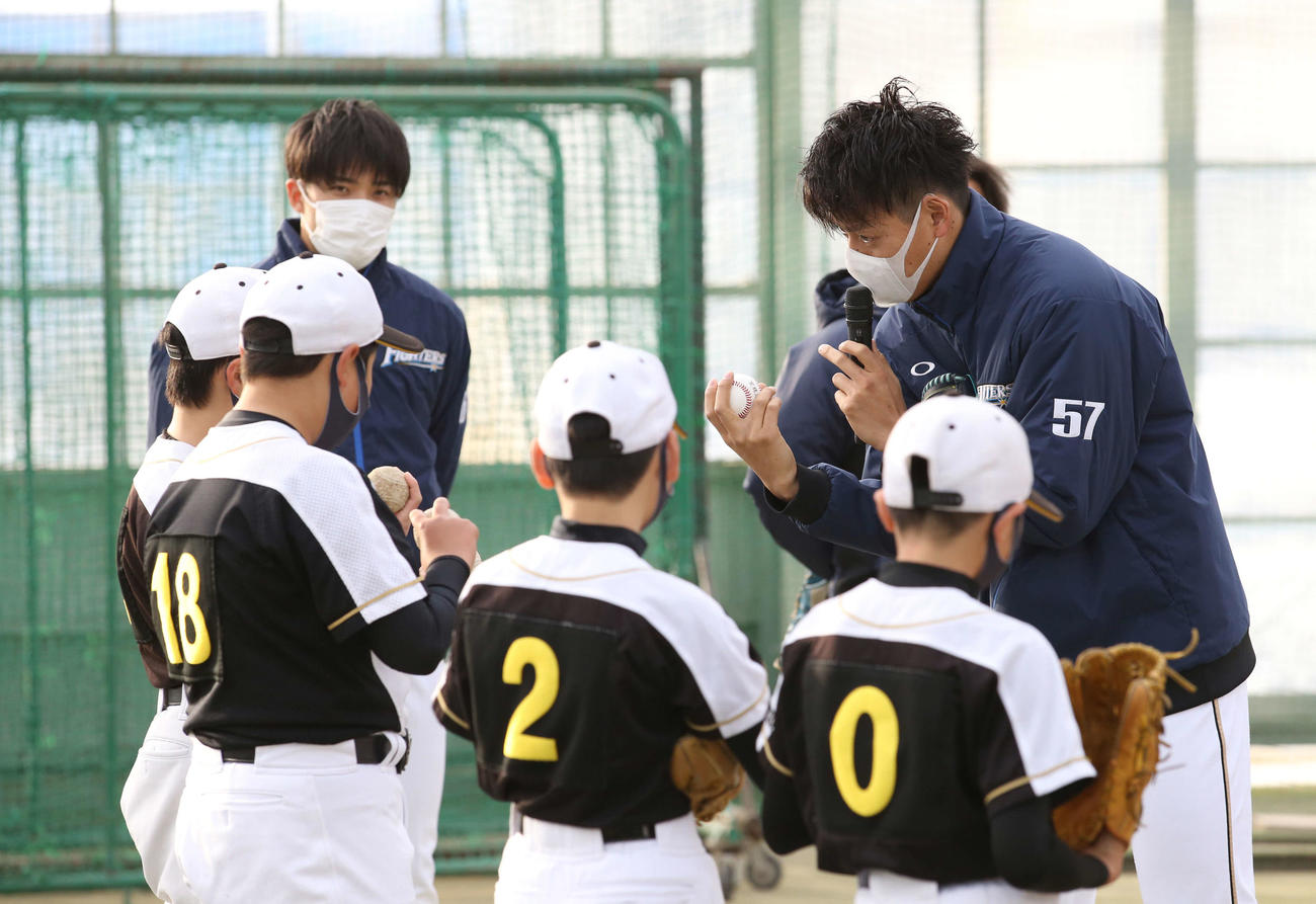 野球教室でボールの握り方を指導する日本ハム杉浦（撮影・佐藤翔太）