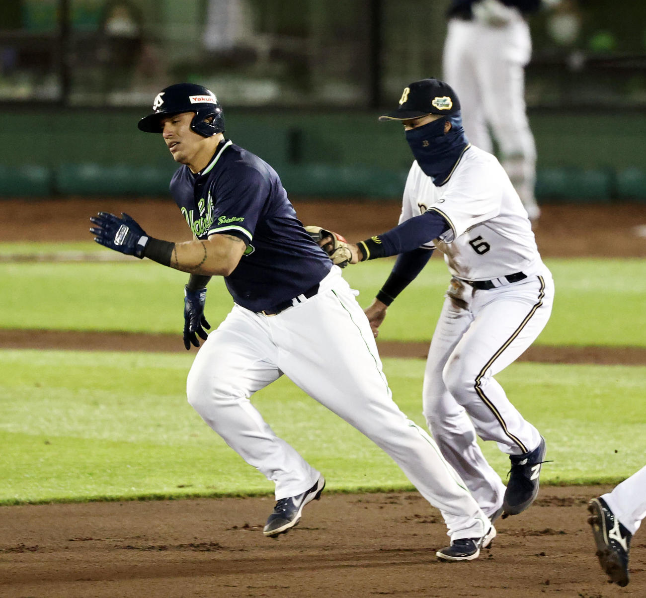 オリックス対ヤクルト　3回表ヤクルト無死二塁、二塁走者ホセ・オスナは二、三塁間で挟殺される。右は宗佑磨（撮影・加藤哉）