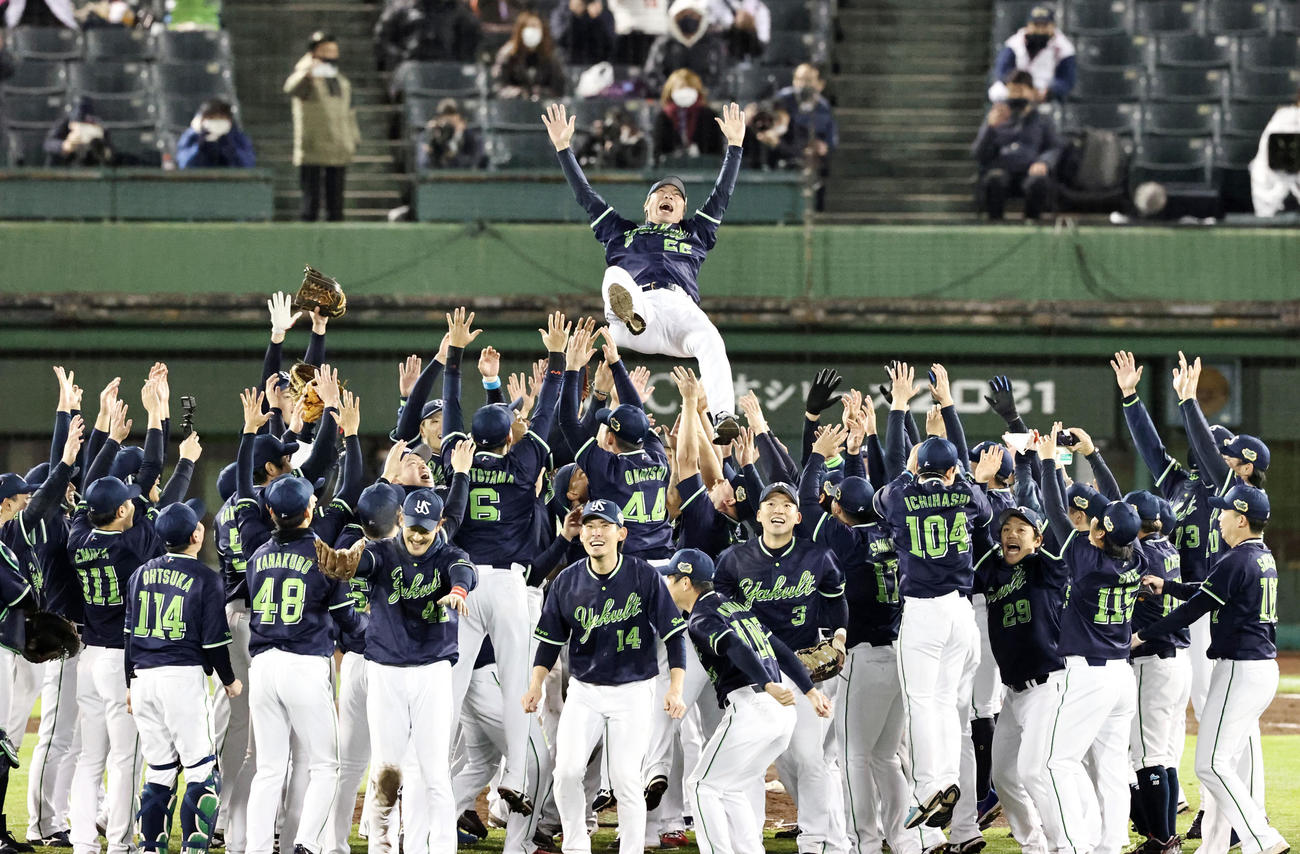 オリックス対ヤクルト　日本一を決めナインから胴上げされるヤクルト高津監督（撮影・加藤哉）