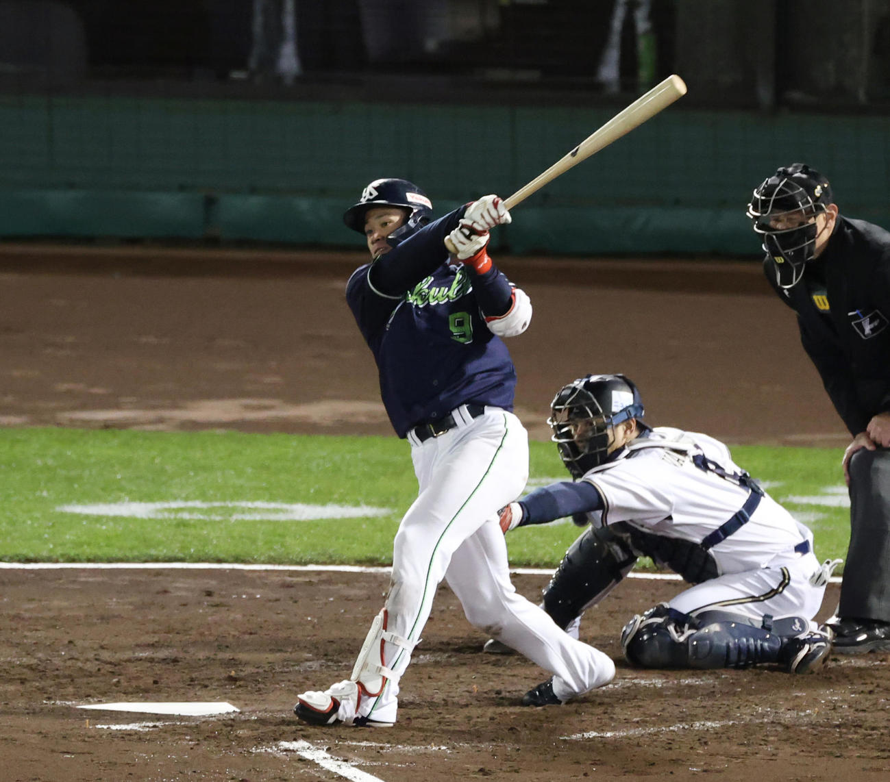 オリックス対ヤクルト　5回表ヤクルト2死二塁、左前へ先制適時打を放つ塩見（撮影・清水貴仁）