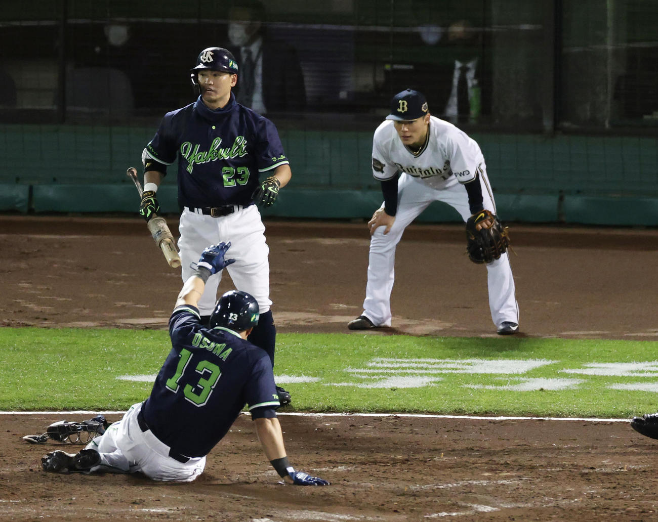 オリックス対ヤクルト　5回表ヤクルト2死二塁、塩見に左前へ先制適時打を浴びるオリックス山本（右）（撮影・清水貴仁）