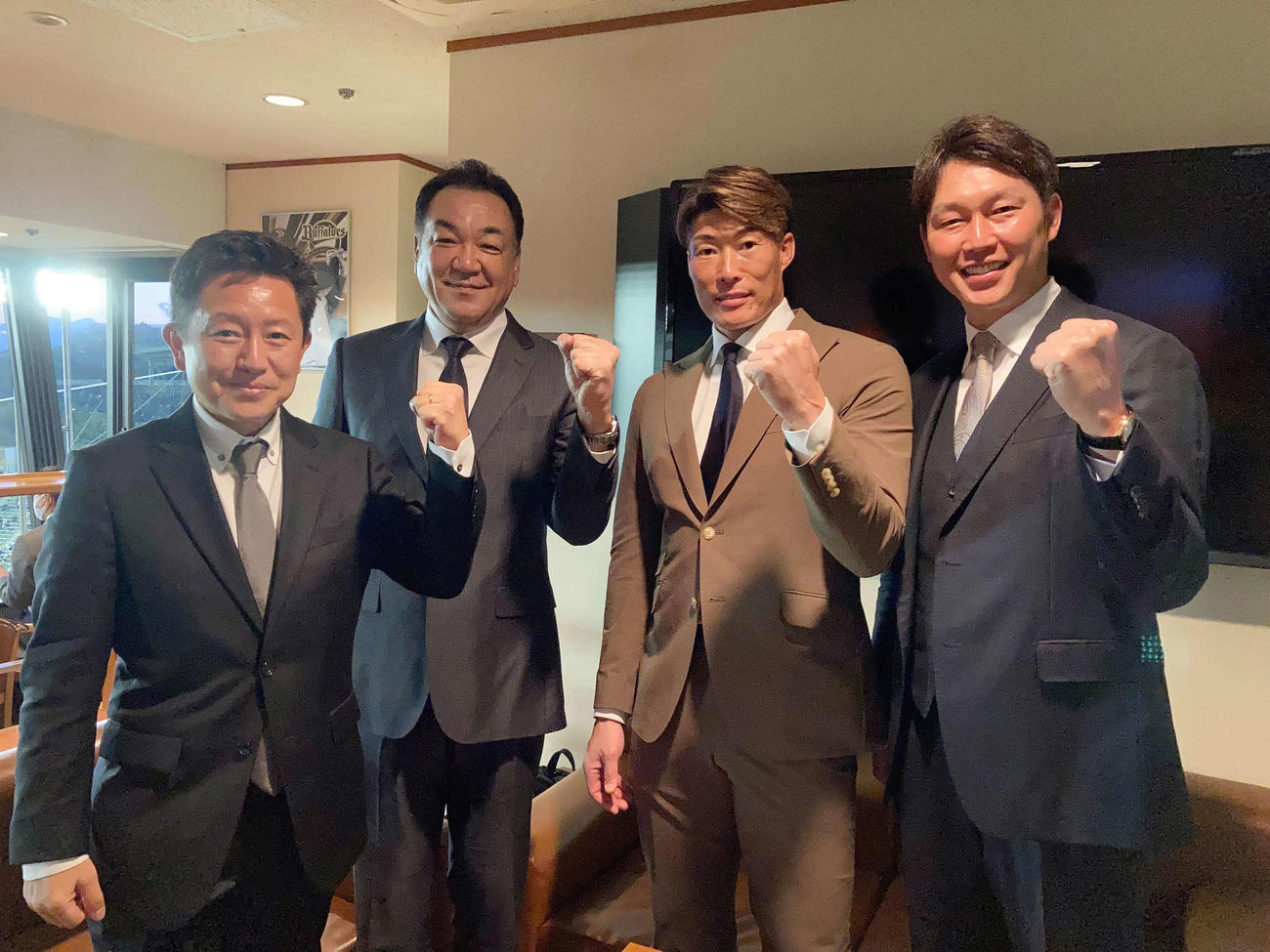 テレビで日本シリーズの解説を行う、左から初田アナウンサー、槙原氏、糸井、新井氏（阪神球団提供）