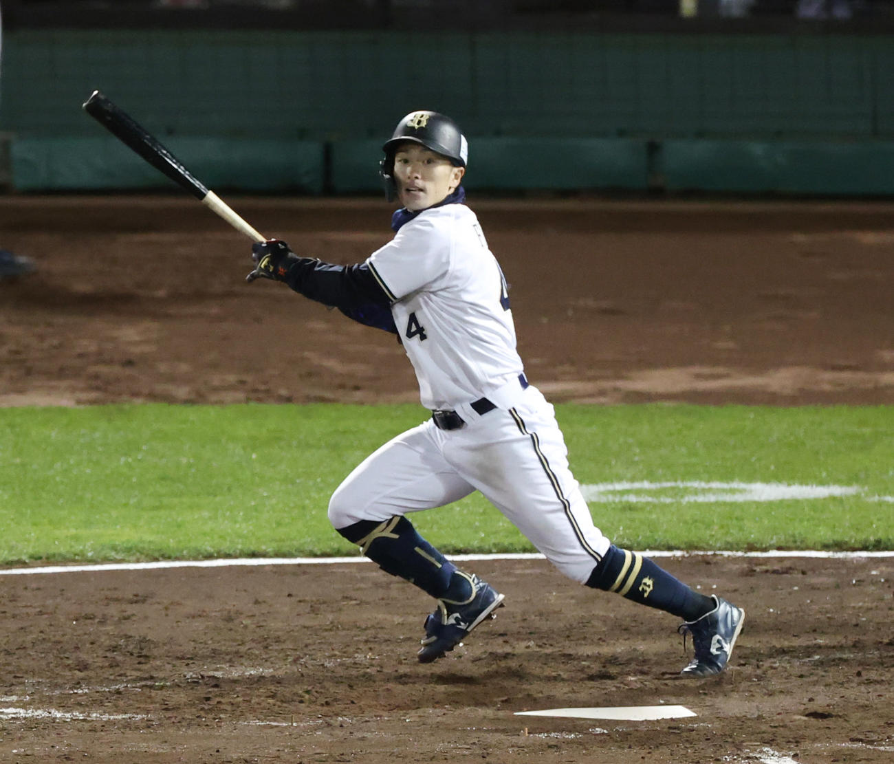 オリックス対ヤクルト　5回裏オリックス2死二塁、左前適時打を放つ福田（撮影・清水貴仁）