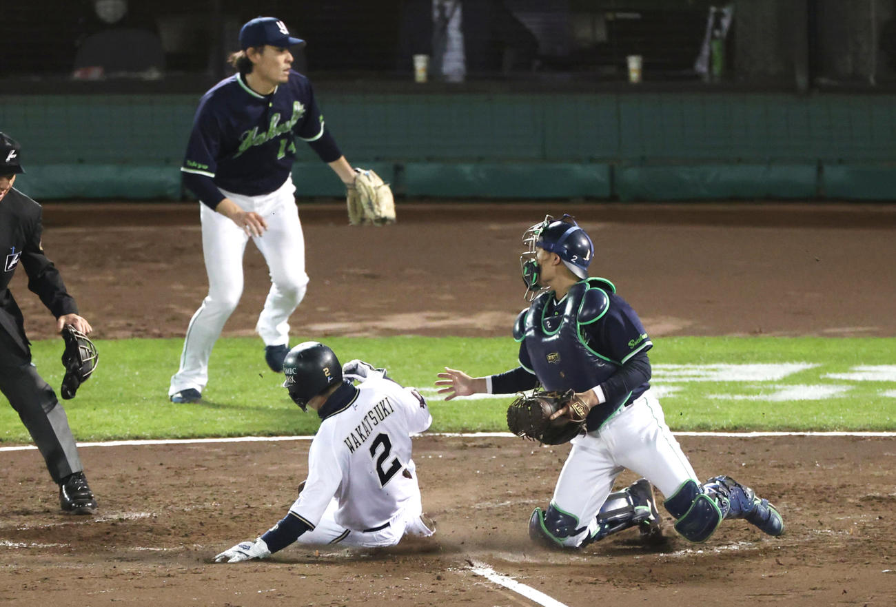 5回裏オリックス2死二塁、福田の左前へ適時打で生還する走者若月（撮影・清水貴仁）